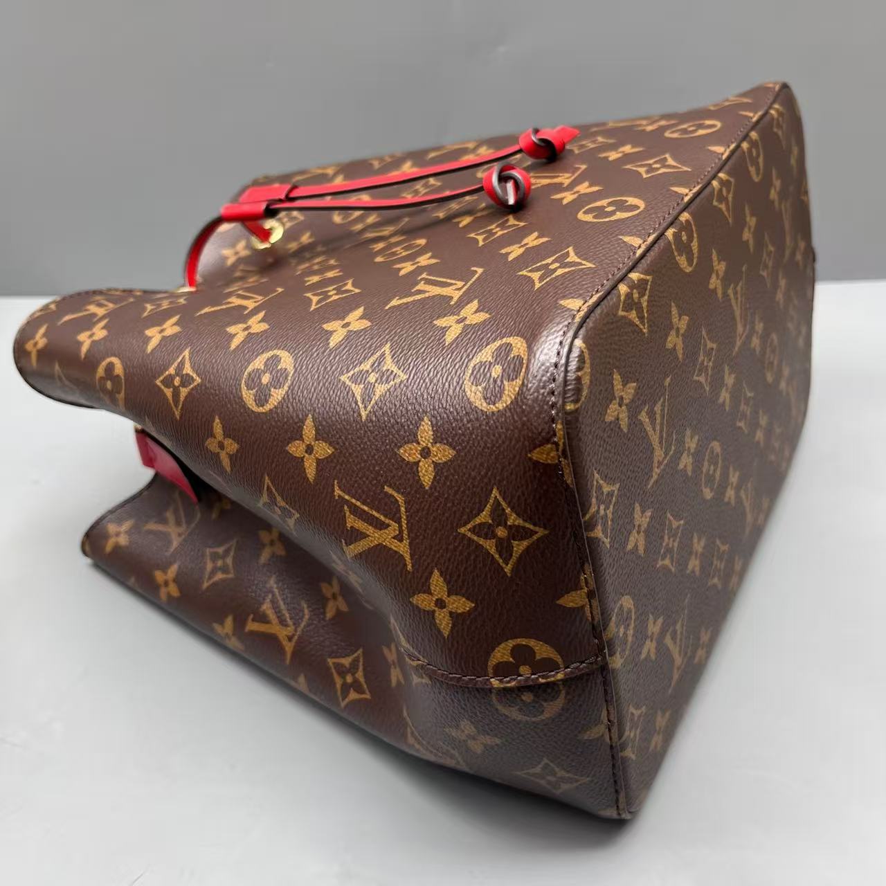 Louis Vuitton - Neonoe - Monogram coated canvas with leather trim - Brown with Red accents - (medium)