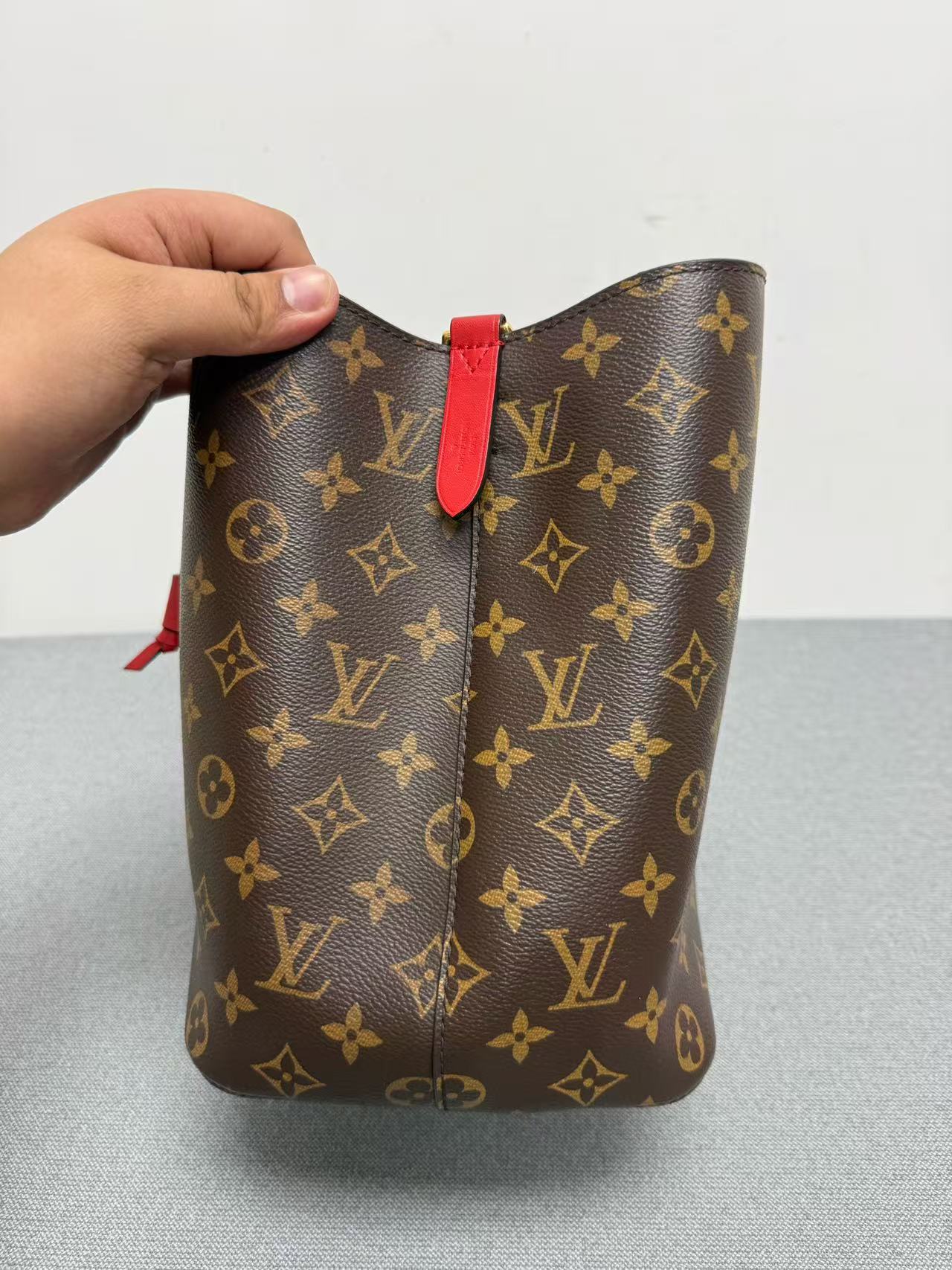 Louis Vuitton - Neonoe - Monogram coated canvas with leather trim - Brown with Red accents - (medium)