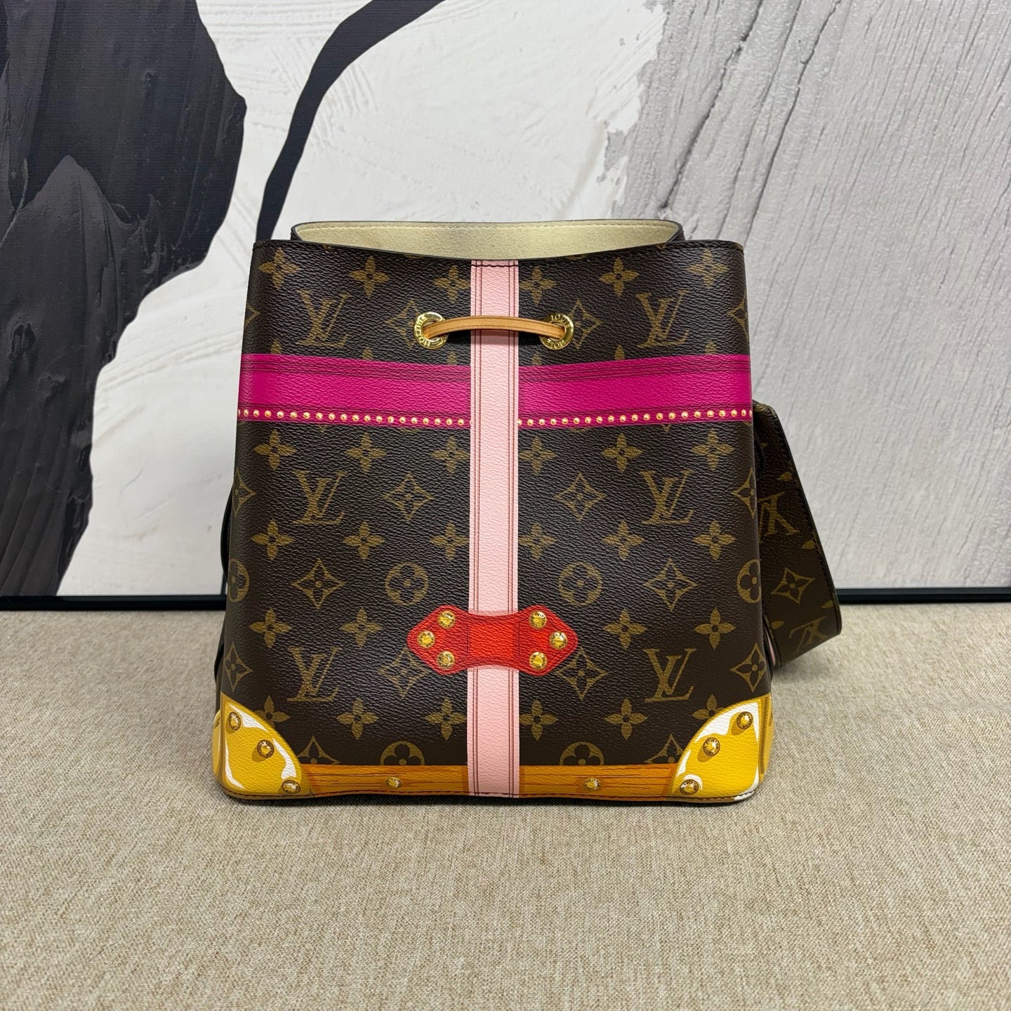 Louis Vuitton - NeoNoe Palace Graffiti - Monogram coated canvas with Vachetta leather trim - Multicolour - (Medium)