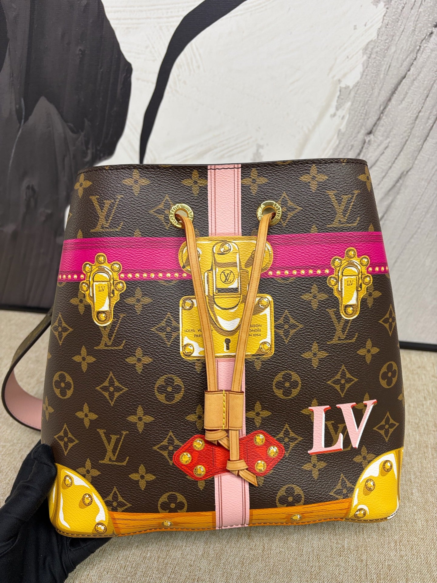 Louis Vuitton - NeoNoe Palace Graffiti - Monogram coated canvas with Vachetta leather trim - Multicolour - (Medium)
