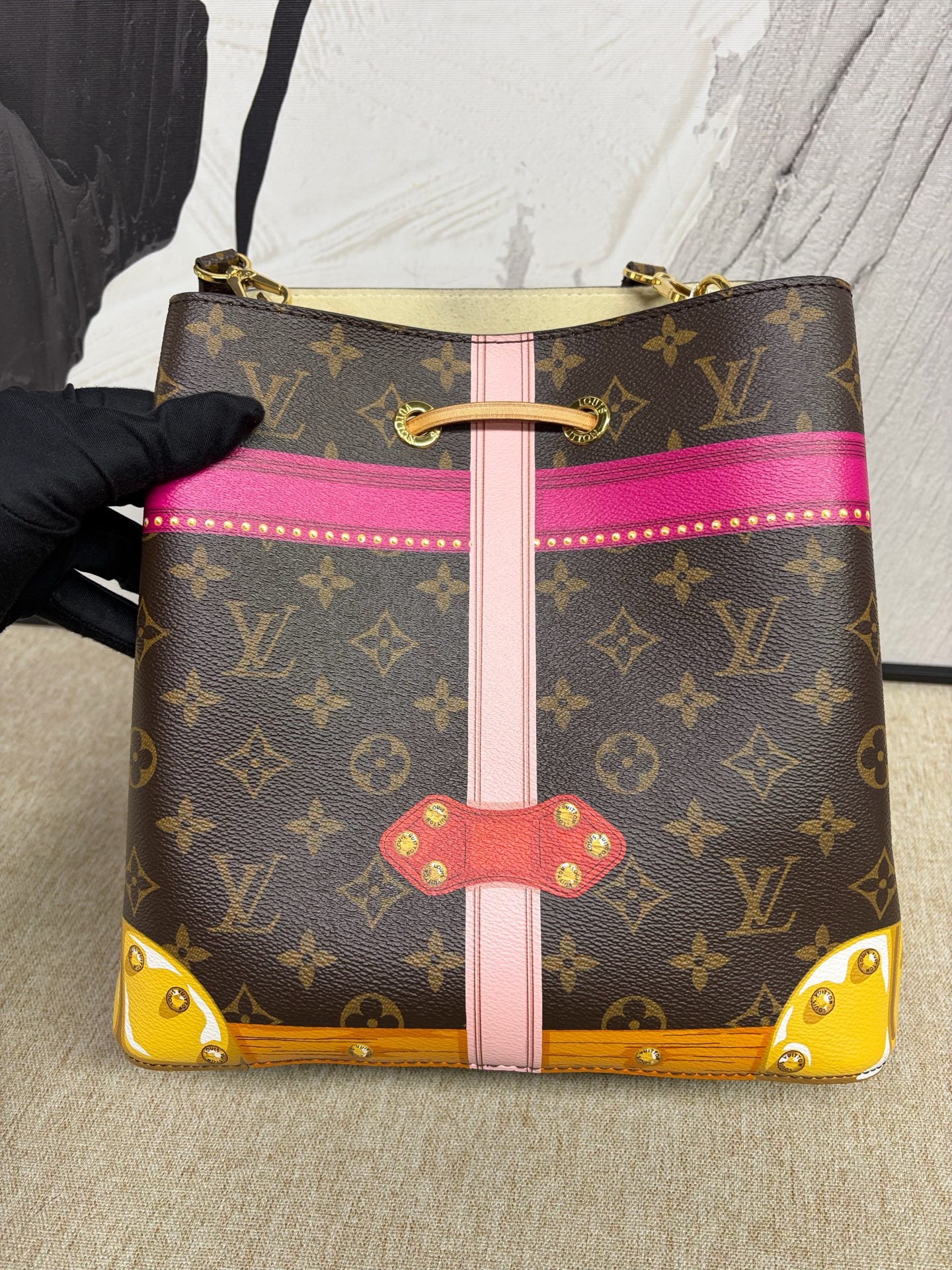 Louis Vuitton - NeoNoe Palace Graffiti - Monogram coated canvas with Vachetta leather trim - Multicolour - (Medium)