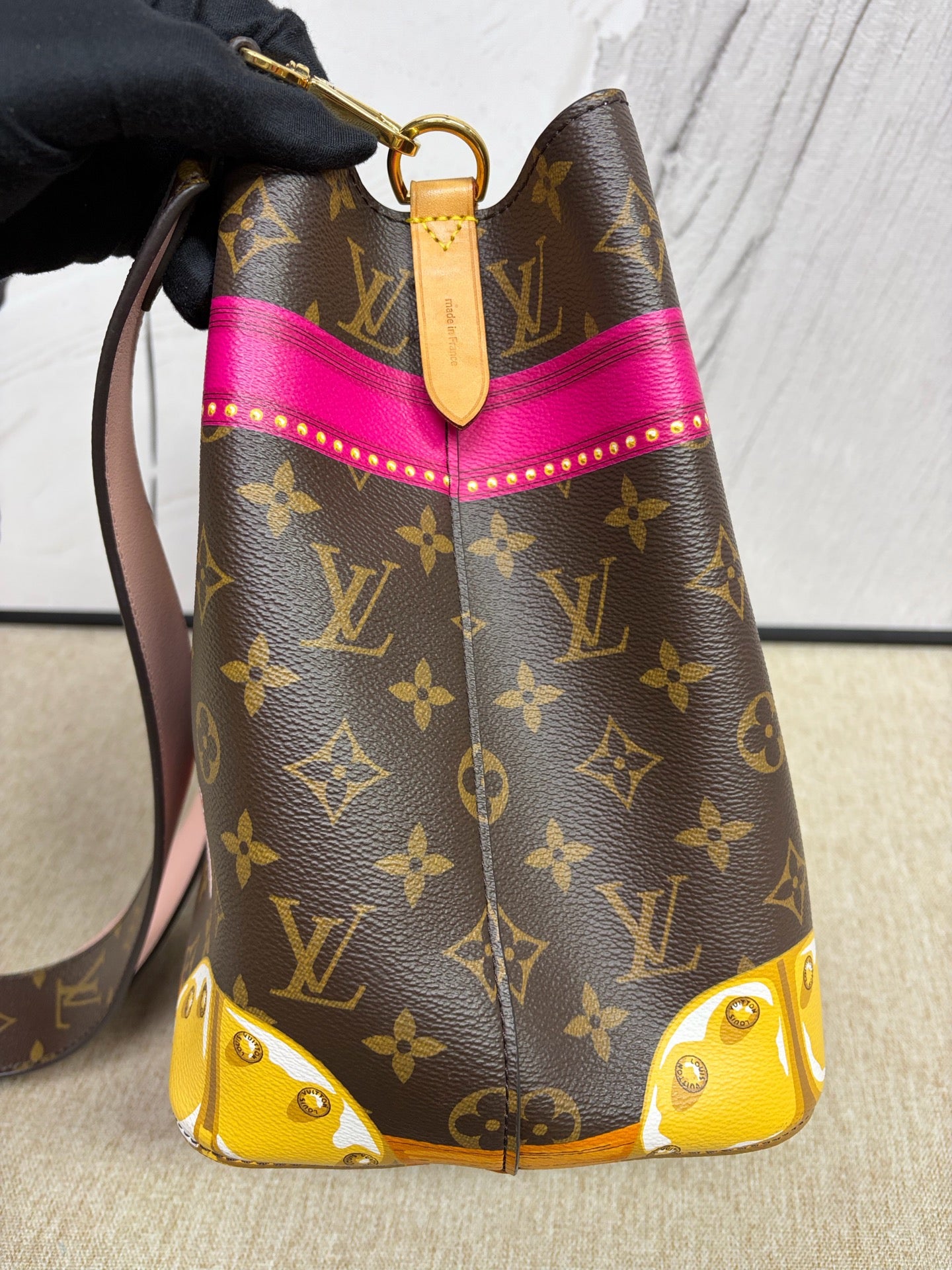 Louis Vuitton - NeoNoe Palace Graffiti - Monogram coated canvas with Vachetta leather trim - Multicolour - (Medium)