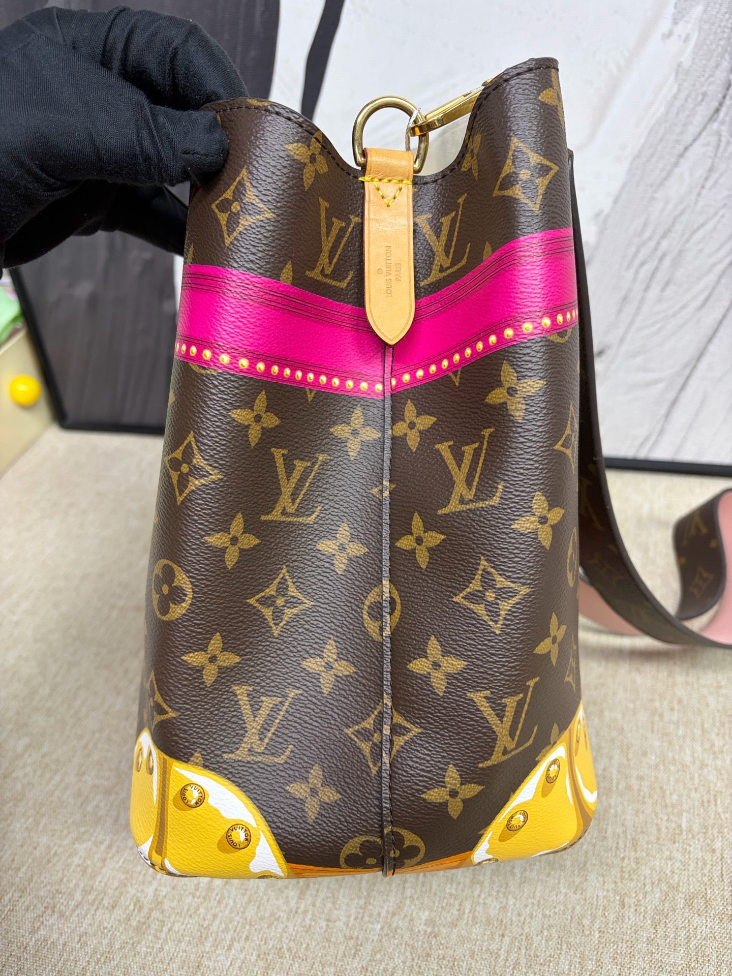 Louis Vuitton - NeoNoe Palace Graffiti - Monogram coated canvas with Vachetta leather trim - Multicolour - (Medium)