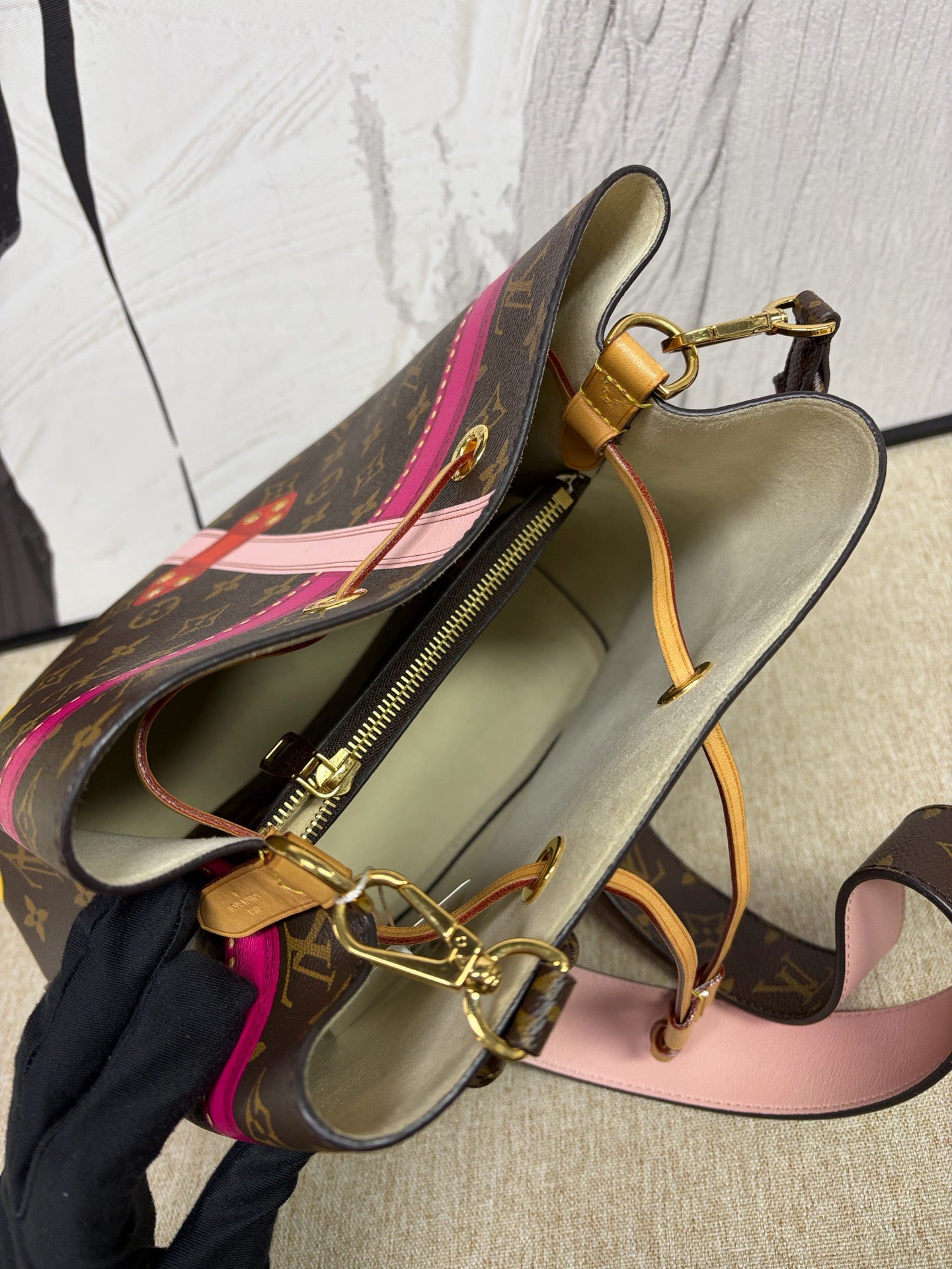 Louis Vuitton - NeoNoe Palace Graffiti - Monogram coated canvas with Vachetta leather trim - Multicolour - (Medium)