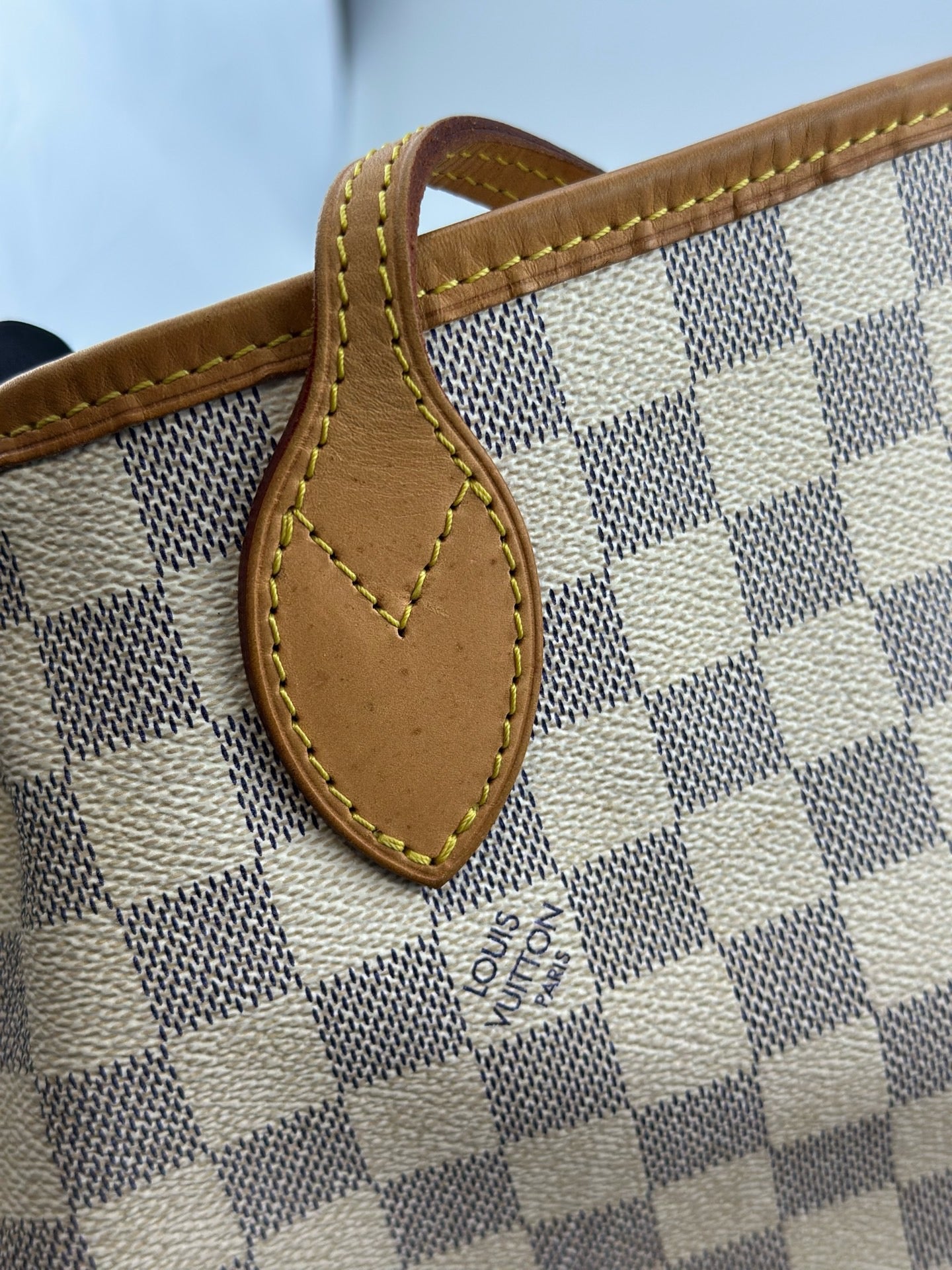 Louis Vuitton - Neverfull GM - Damier Azur coated canvas with natural cowhide leather trim - White and Beige with natural tan accents - (Large)