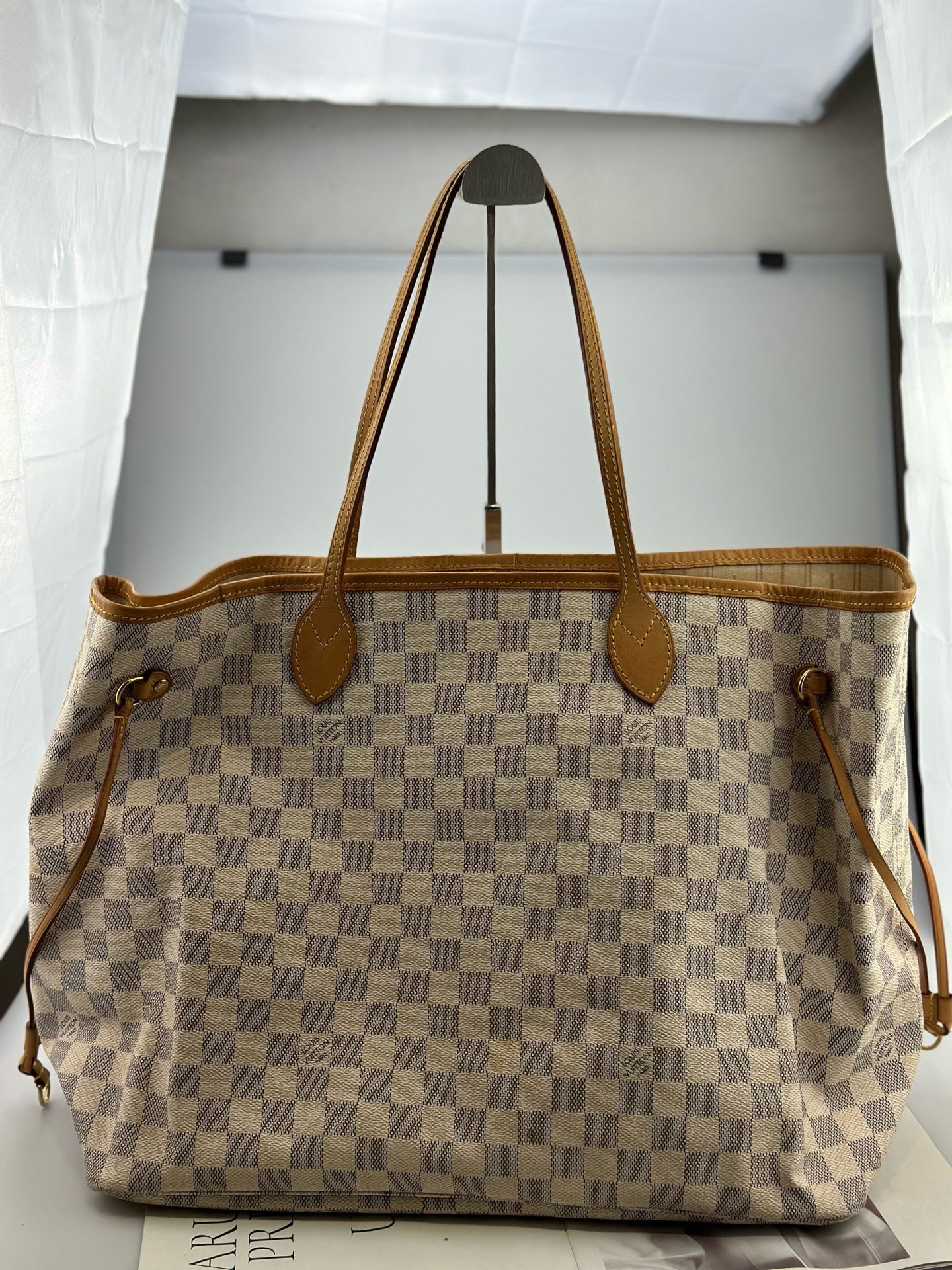 Louis Vuitton - Neverfull GM - Damier Azur coated canvas with natural cowhide leather trim - White and Beige with natural tan accents - (Large)