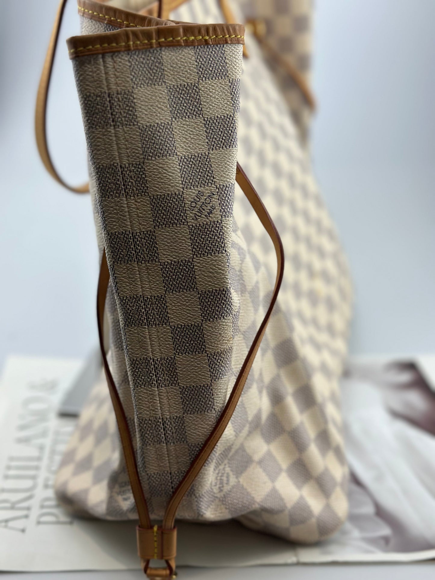 Louis Vuitton - Neverfull GM - Damier Azur coated canvas with natural cowhide leather trim - White and Beige with natural tan accents - (Large)