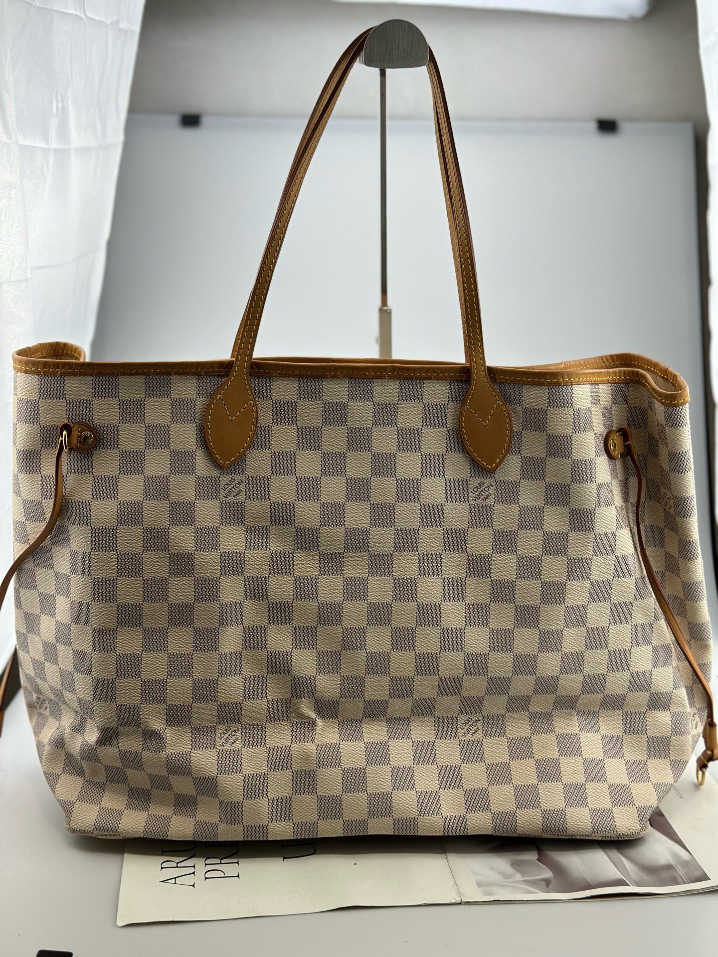 Louis Vuitton - Neverfull GM - Damier Azur coated canvas with natural cowhide leather trim - White and Beige with natural tan accents - (Large)