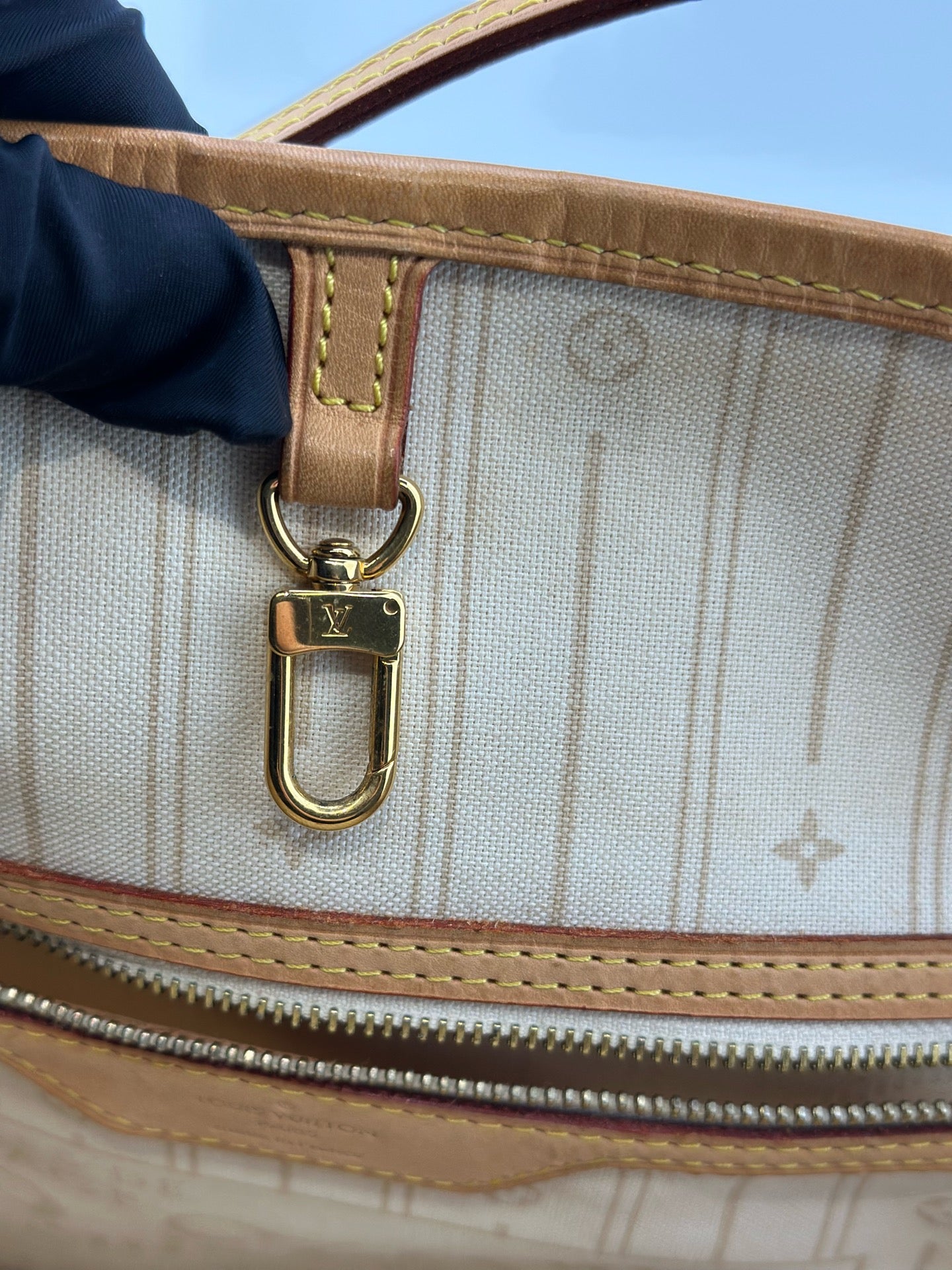 Louis Vuitton - Neverfull GM - Damier Azur coated canvas with natural cowhide leather trim - White and Beige with natural tan accents - (Large)