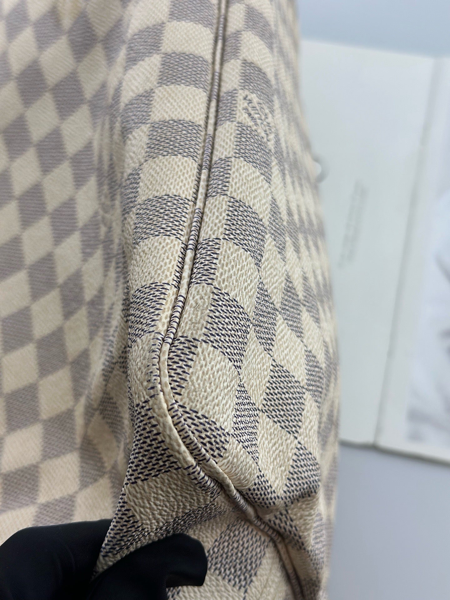 Louis Vuitton - Neverfull GM - Damier Azur coated canvas with natural cowhide leather trim - White and Beige with natural tan accents - (Large)