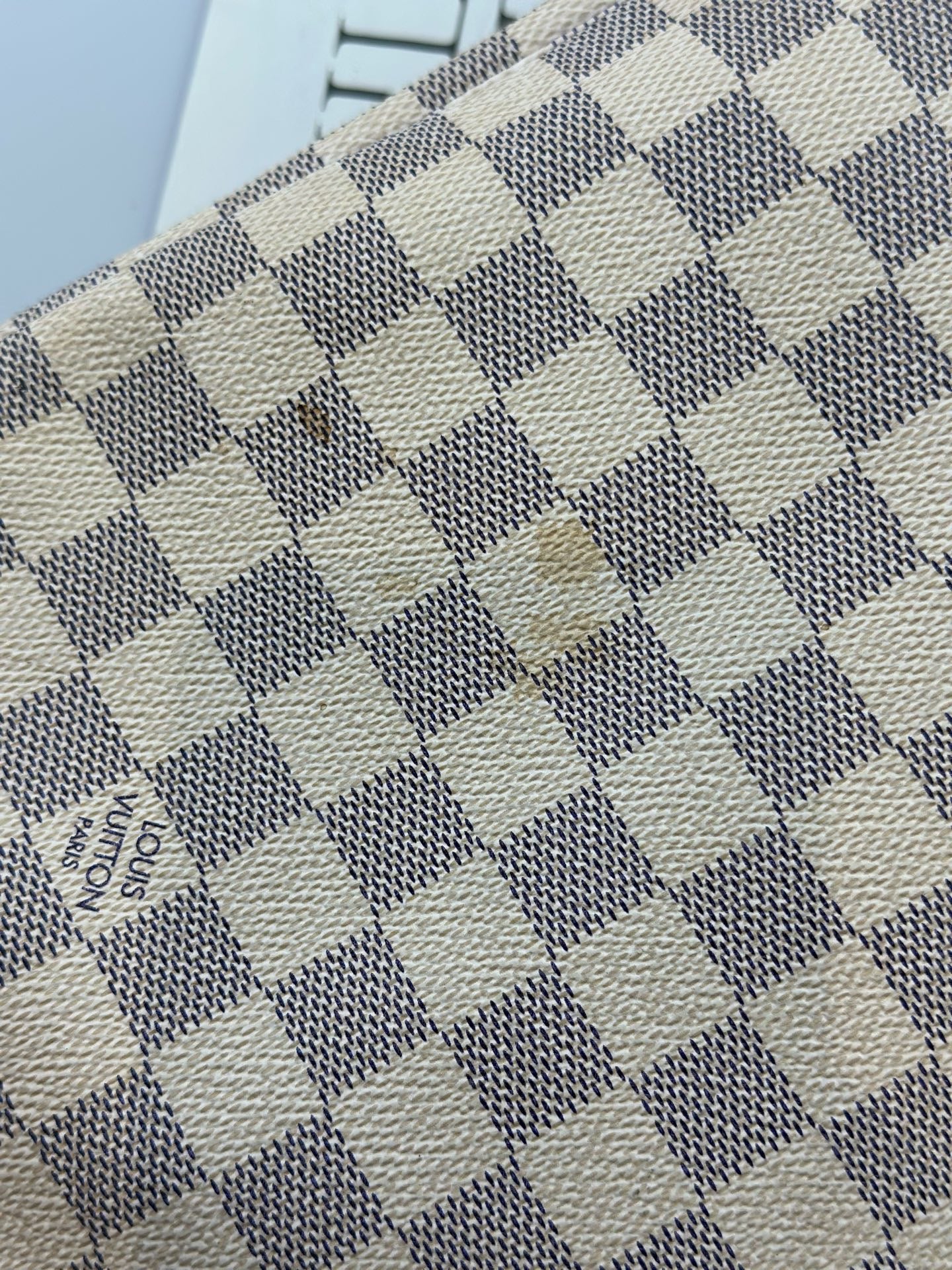 Louis Vuitton - Neverfull GM - Damier Azur coated canvas with natural cowhide leather trim - White and Beige with natural tan accents - (Large)