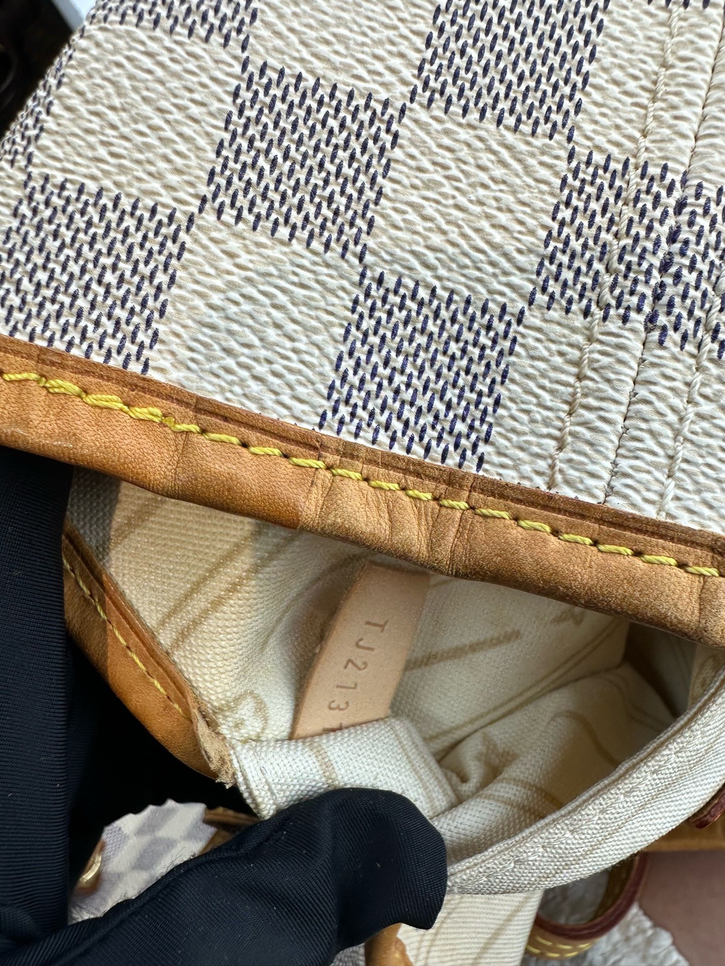 Louis Vuitton - Neverfull GM - Damier Azur coated canvas with natural cowhide leather trim - White and Beige with natural tan accents - (Large)