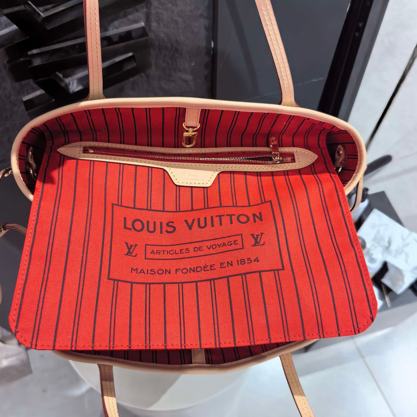 Louis Vuitton - Neverfull - Leather - Brown - (small)