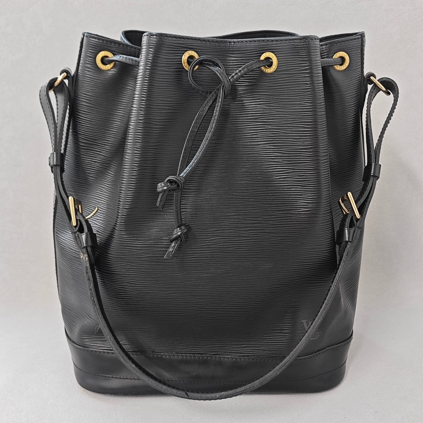 Louis Vuitton - Noe - Leather - Black - (medium)