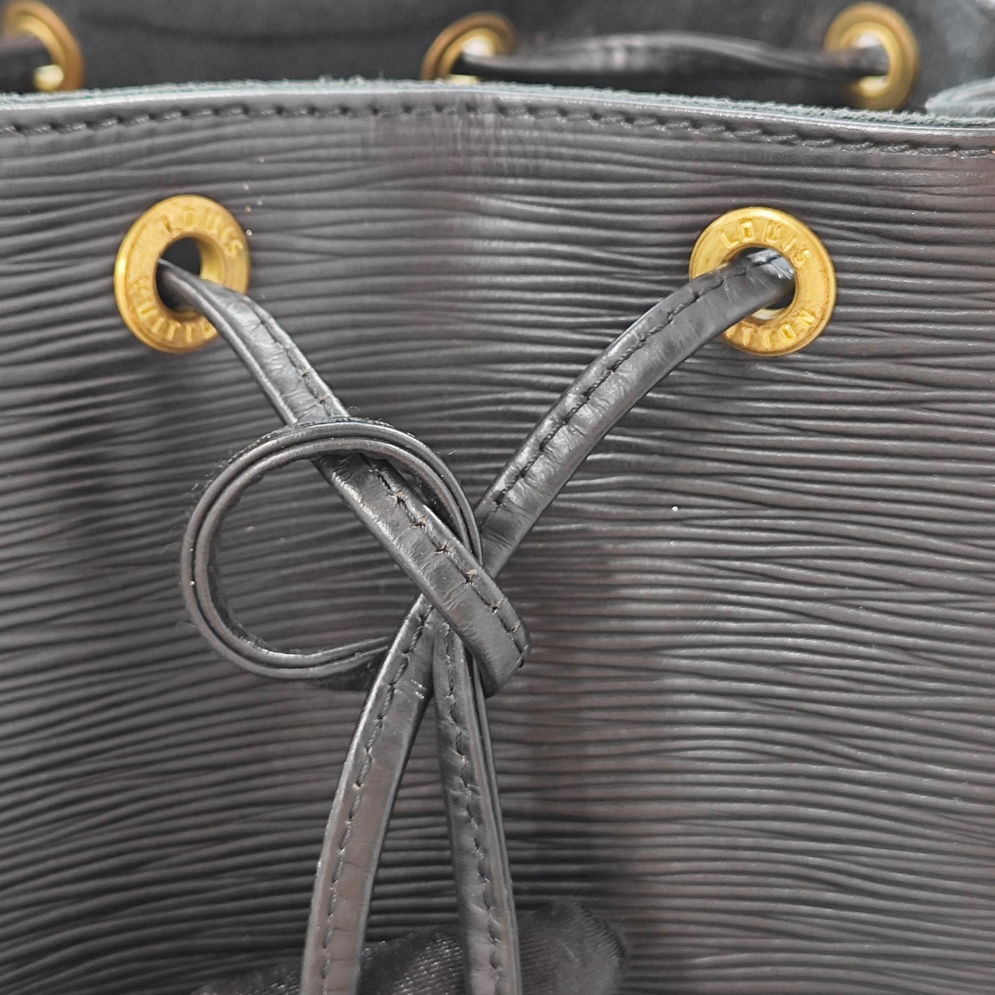 Louis Vuitton - Noe - Leather - Black - (medium)