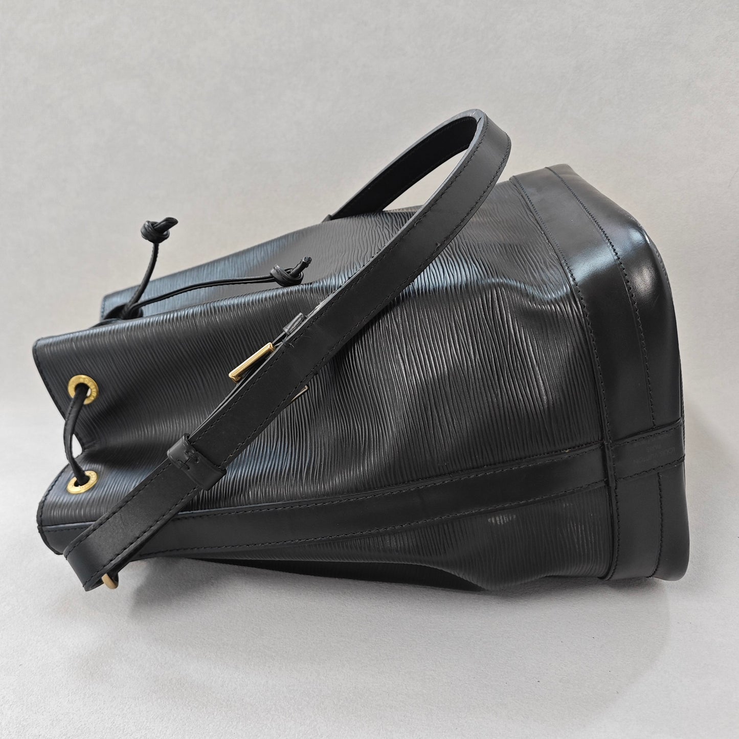 Louis Vuitton - Noe - Leather - Black - (medium)