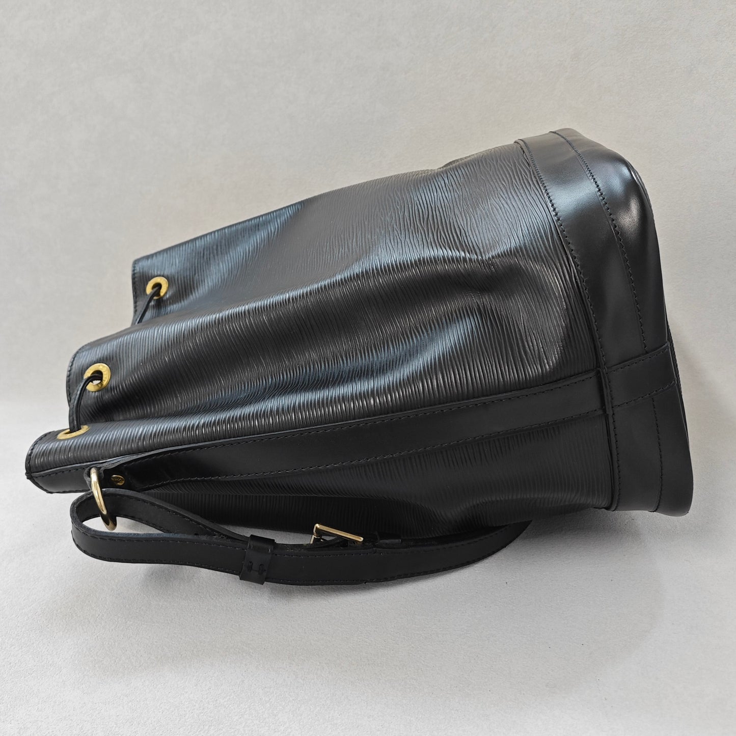 Louis Vuitton - Noe - Leather - Black - (medium)
