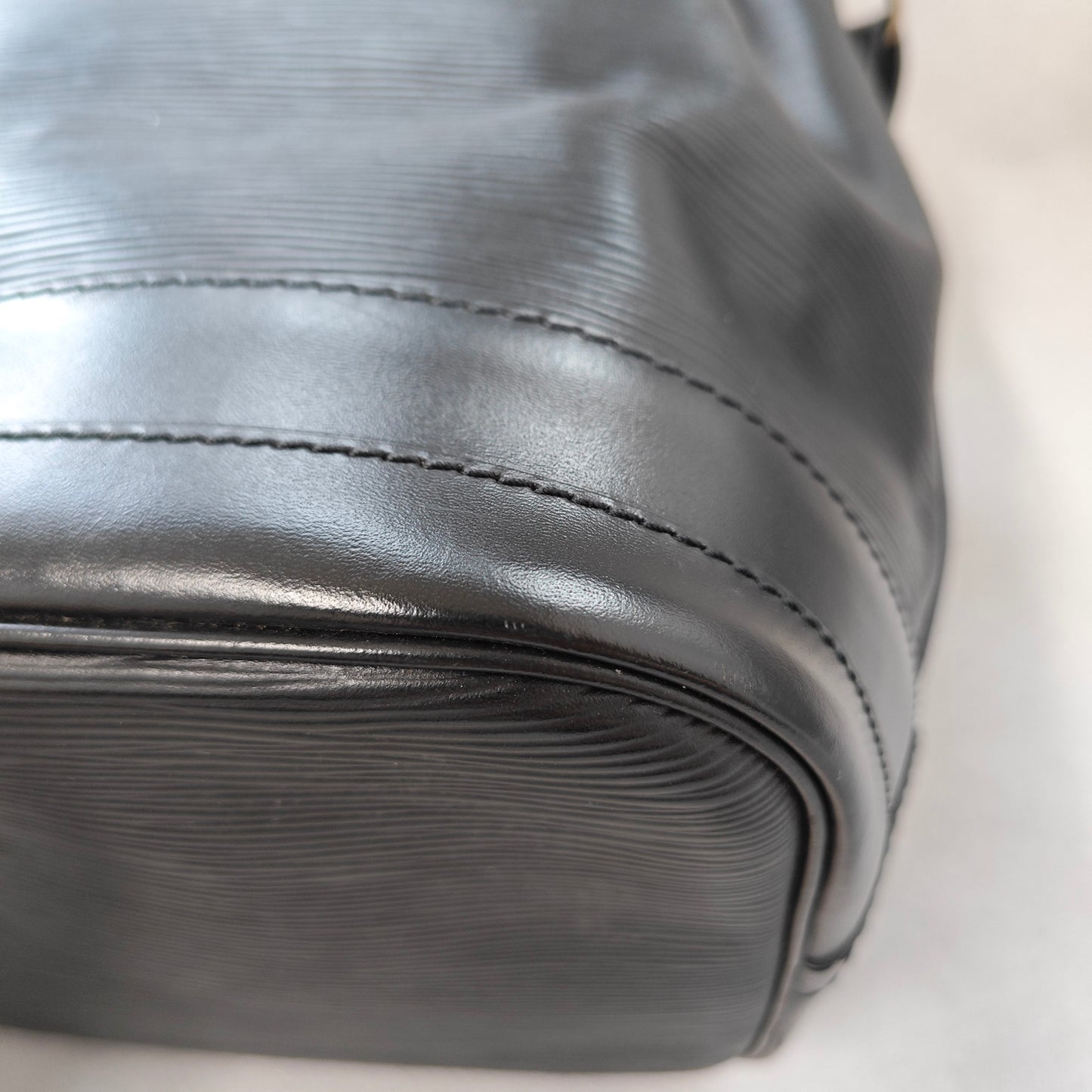 Louis Vuitton - Noe - Leather - Black - (medium)