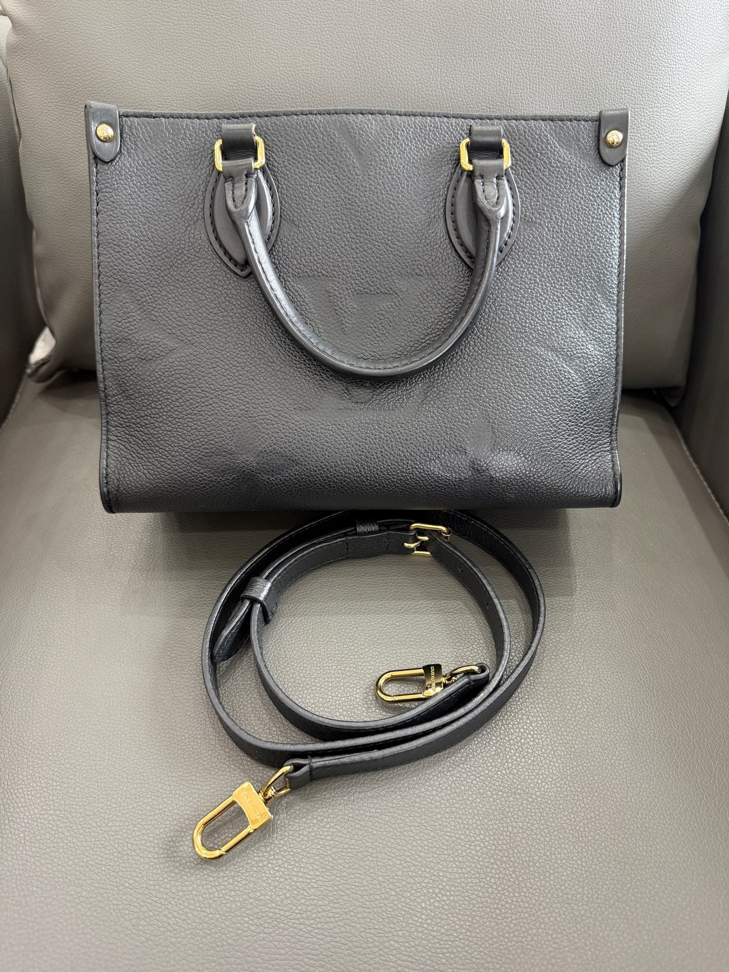 Louis Vuitton - Onthego - Leather - Black - (small)