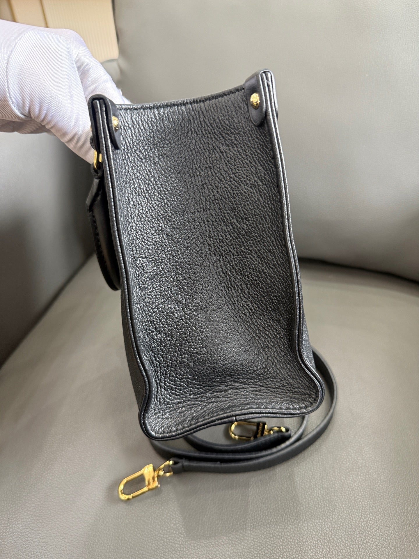 Louis Vuitton - Onthego - Leather - Black - (small)
