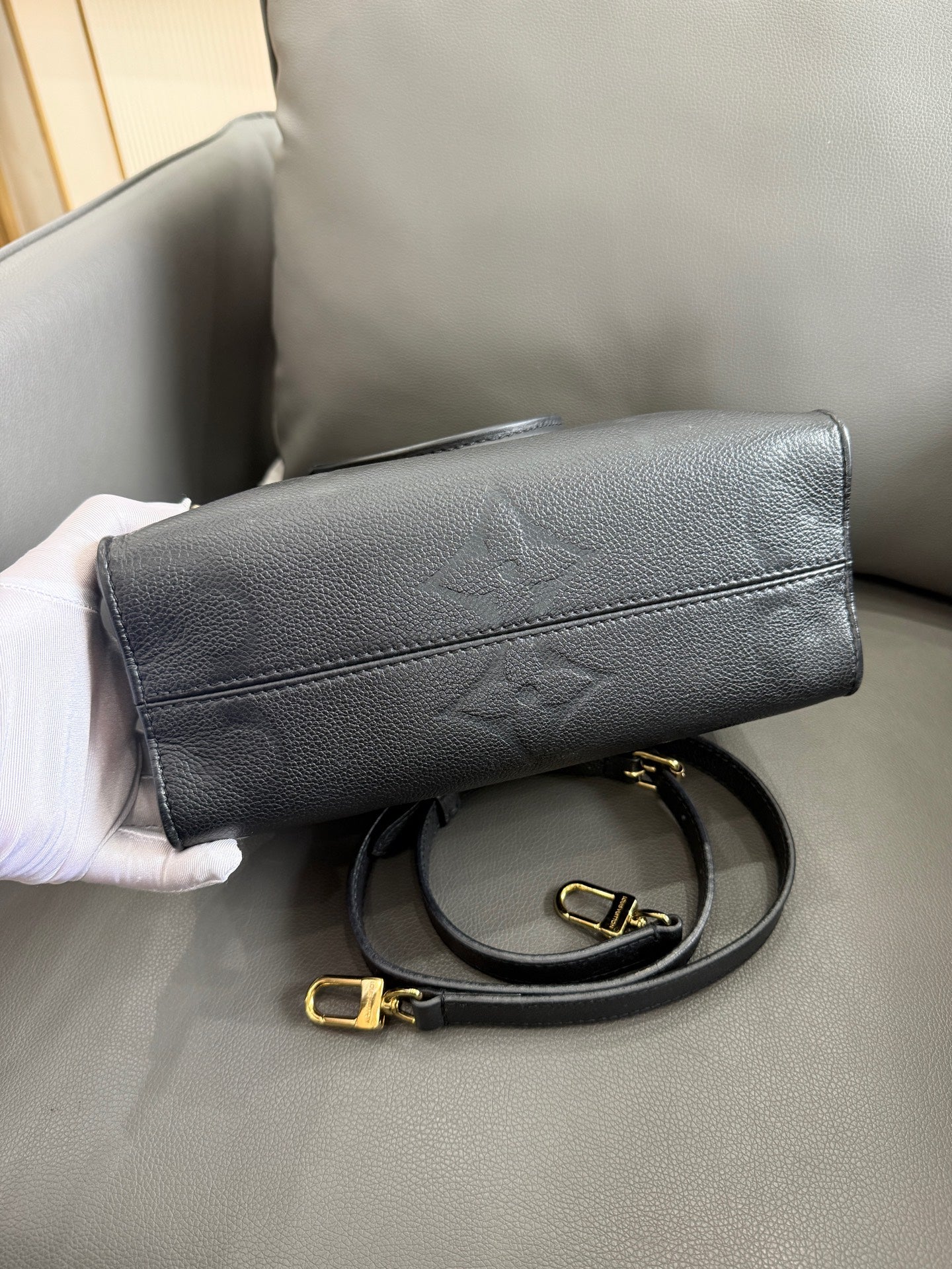 Louis Vuitton - Onthego - Leather - Black - (small)