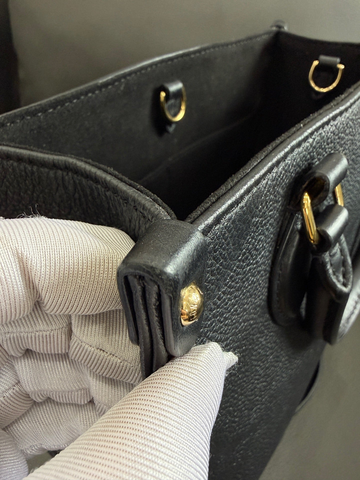 Louis Vuitton - Onthego - Leather - Black - (small)