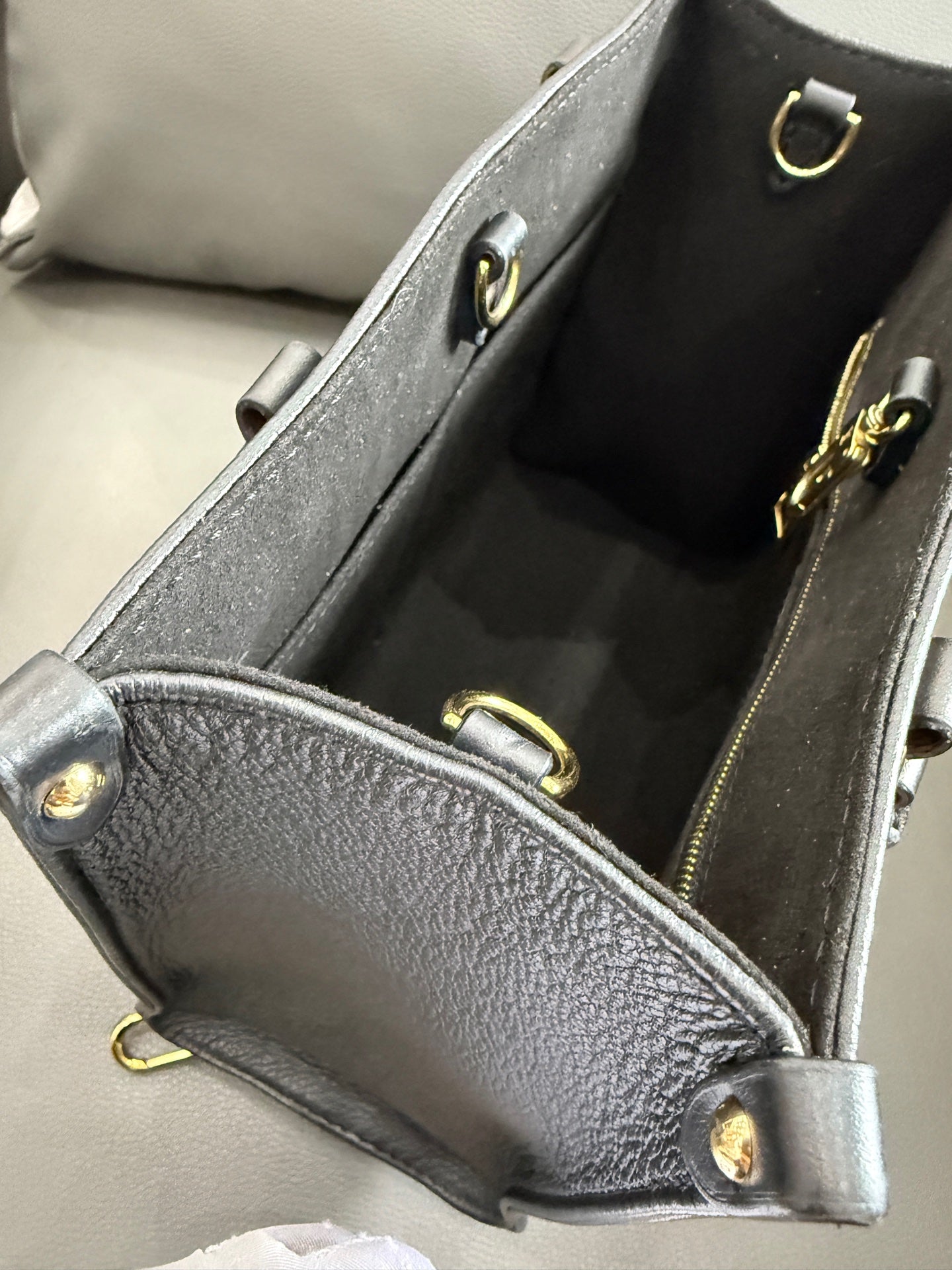 Louis Vuitton - Onthego - Leather - Black - (small)