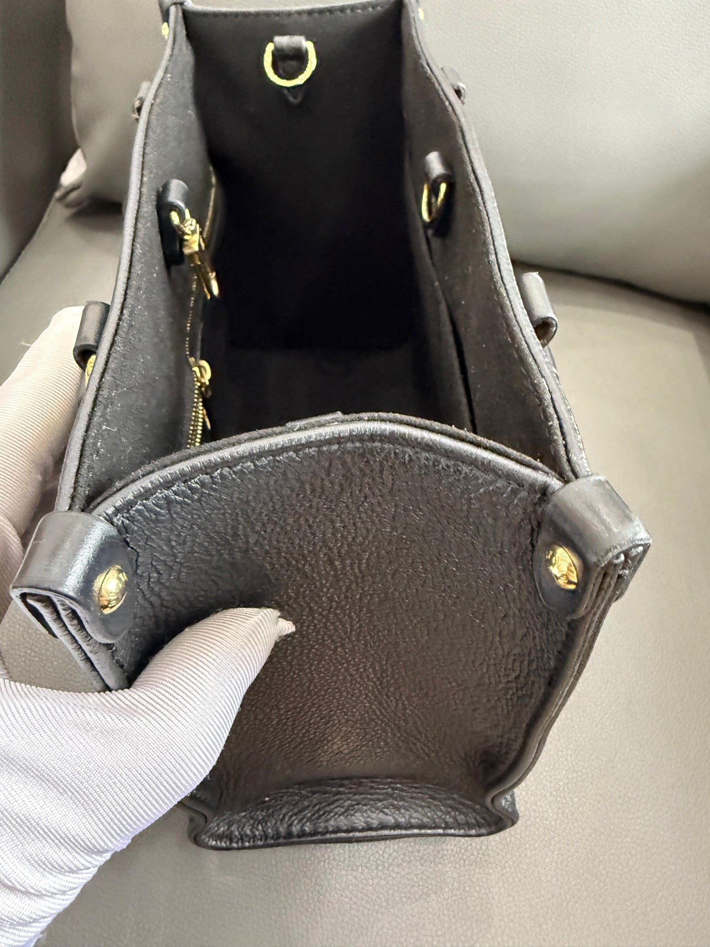 Louis Vuitton - Onthego - Leather - Black - (small)