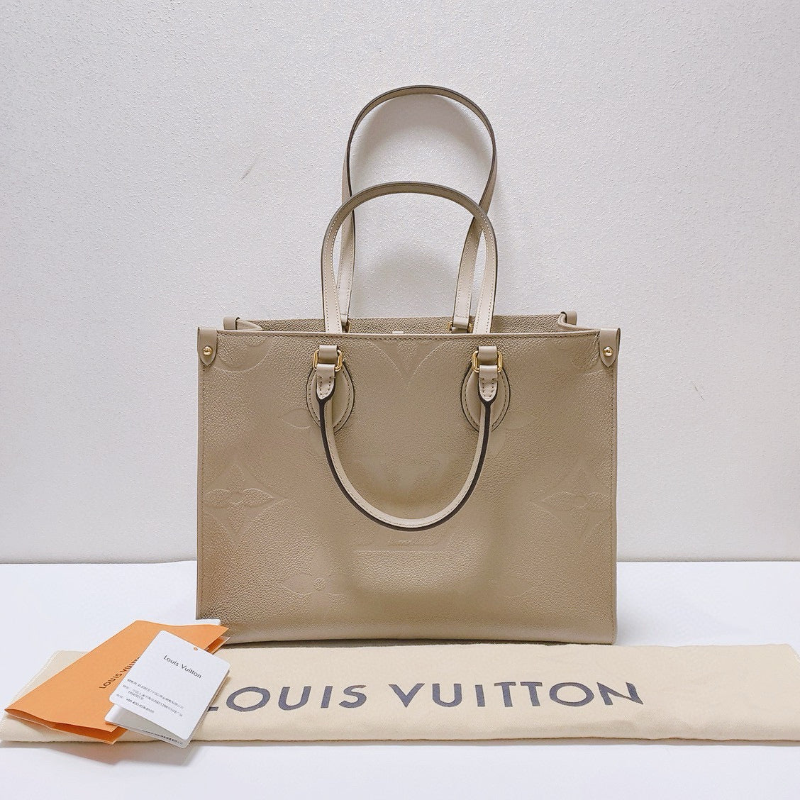 Louis Vuitton - OnTheGo MM - Embossed Monogram Giant Leather - Elephant Grey - (Medium)