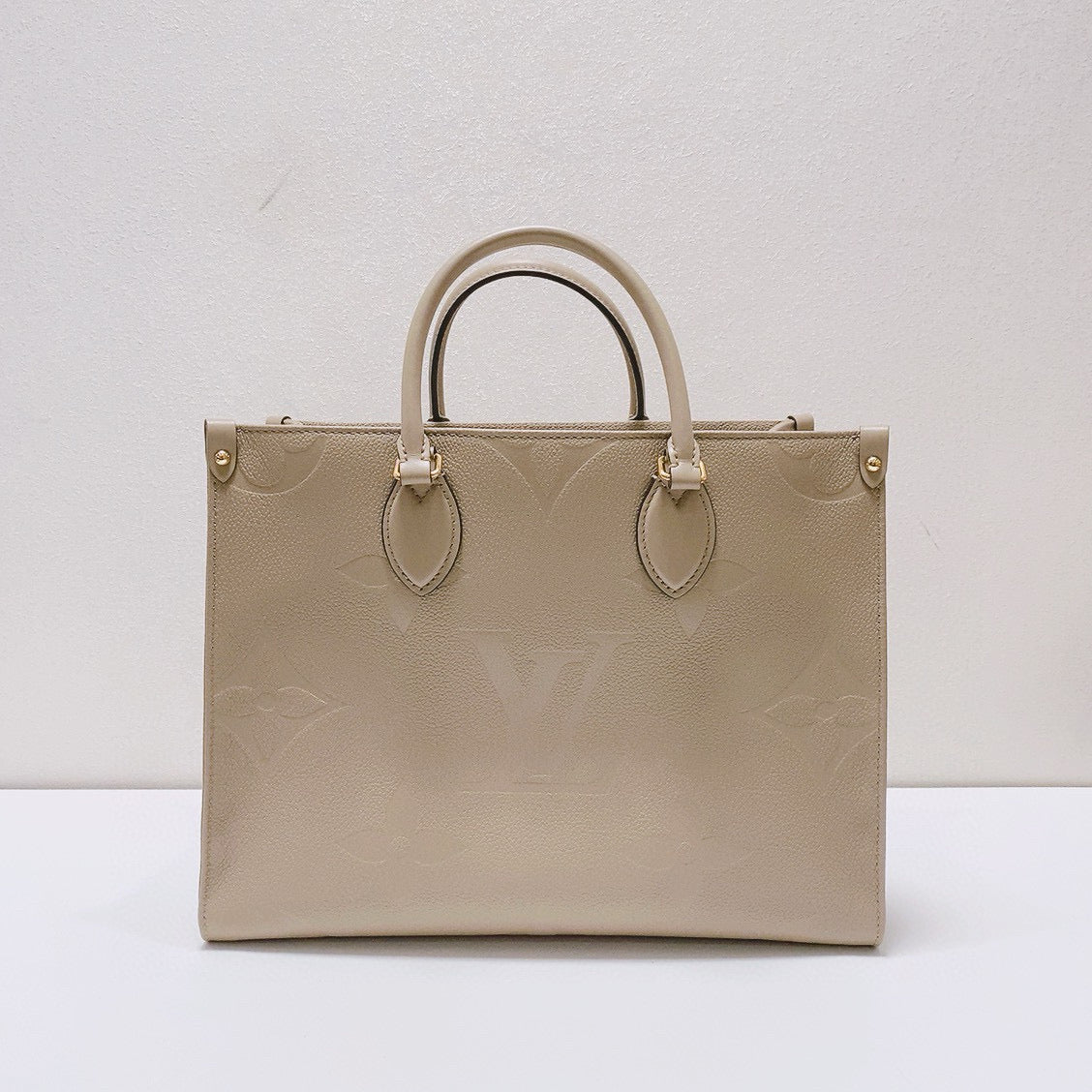 Louis Vuitton - OnTheGo MM - Embossed Monogram Giant Leather - Elephant Grey - (Medium)