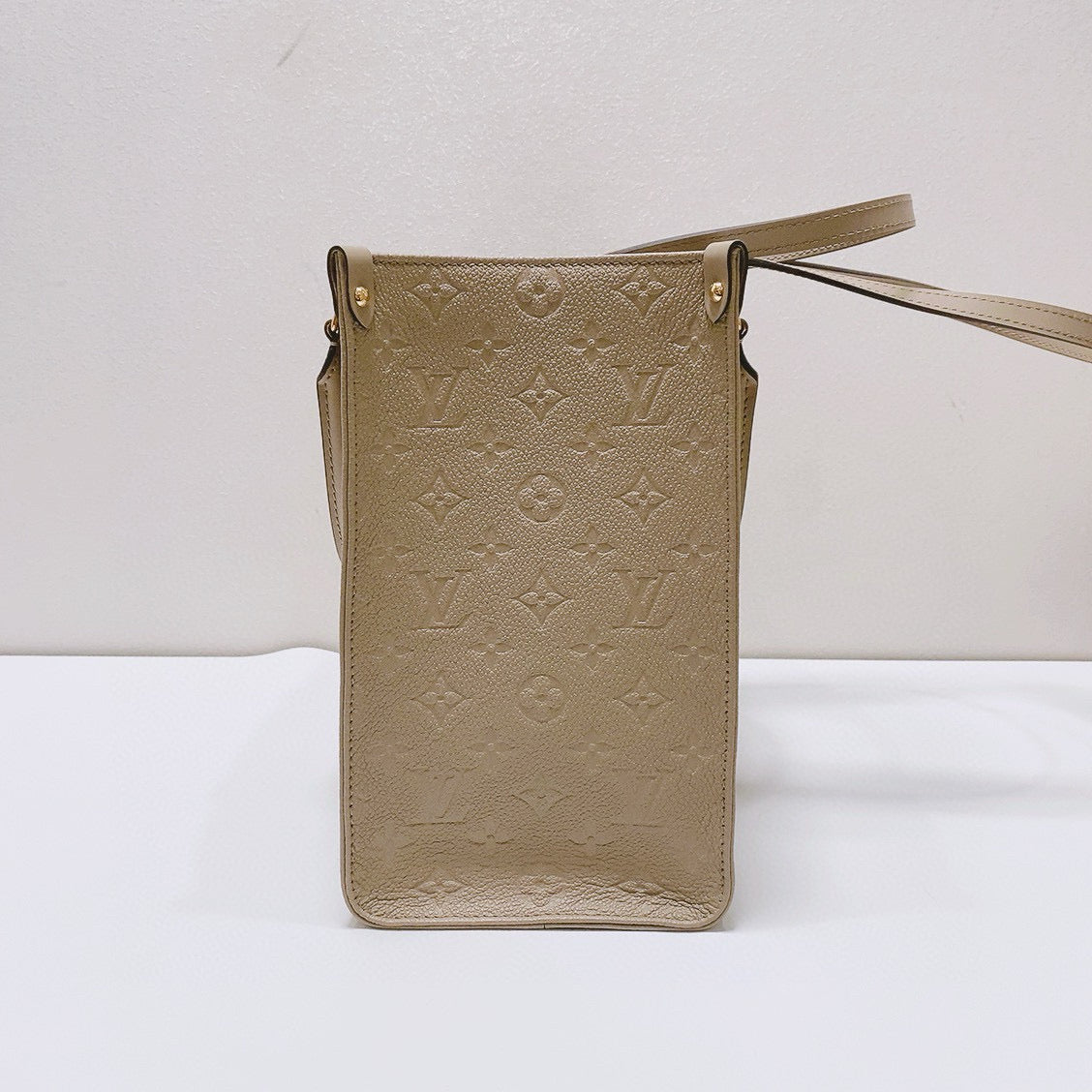 Louis Vuitton - OnTheGo MM - Embossed Monogram Giant Leather - Elephant Grey - (Medium)