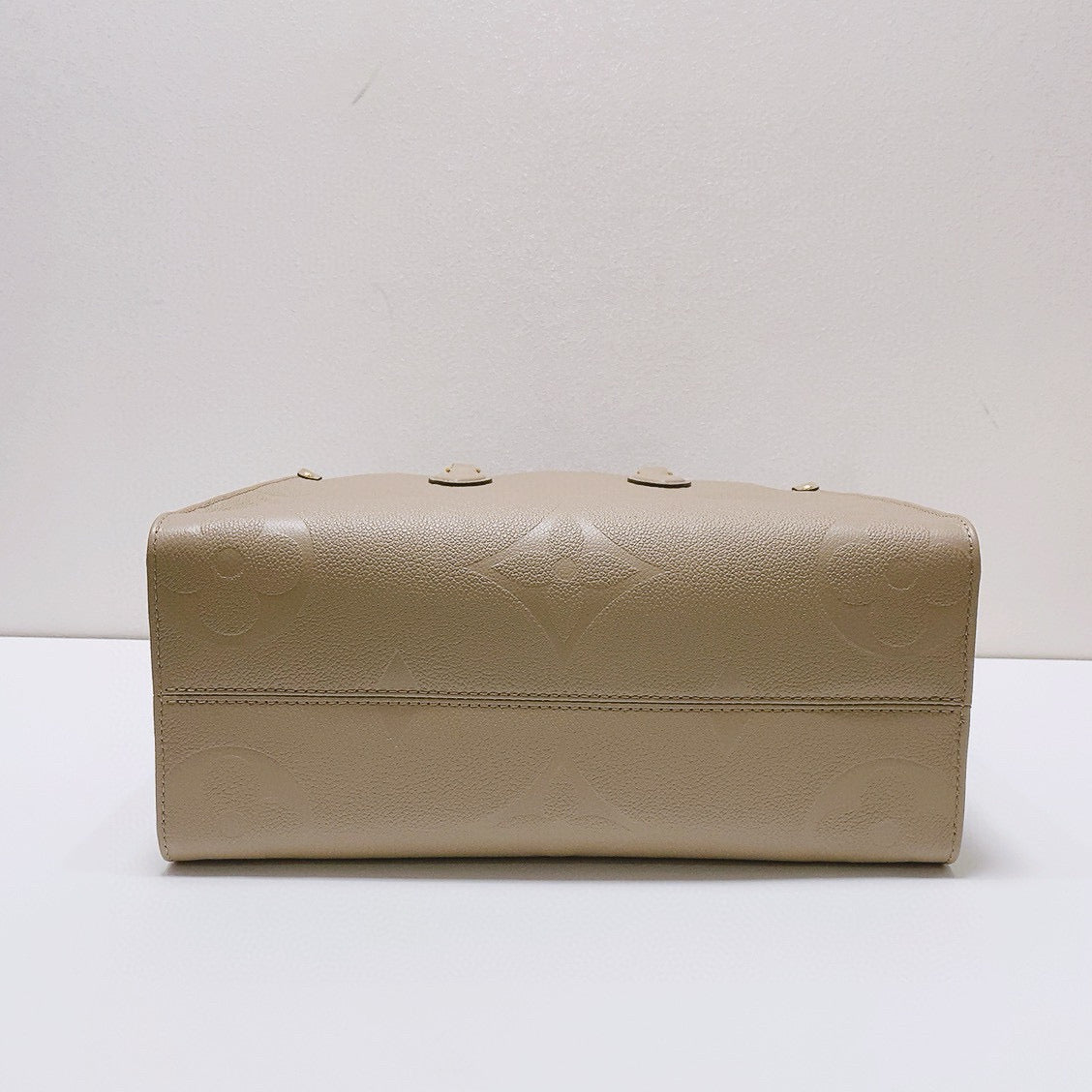 Louis Vuitton - OnTheGo MM - Embossed Monogram Giant Leather - Elephant Grey - (Medium)