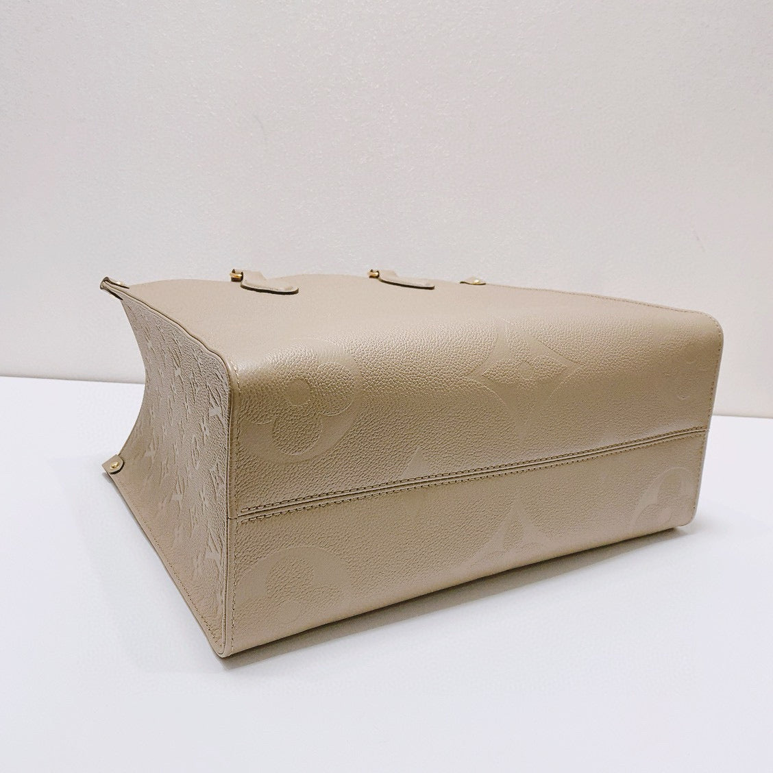 Louis Vuitton - OnTheGo MM - Embossed Monogram Giant Leather - Elephant Grey - (Medium)