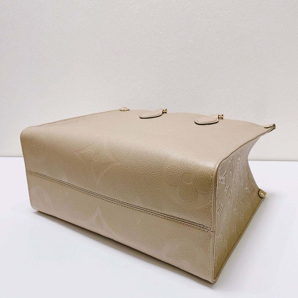 Louis Vuitton - OnTheGo MM - Embossed Monogram Giant Leather - Elephant Grey - (Medium)