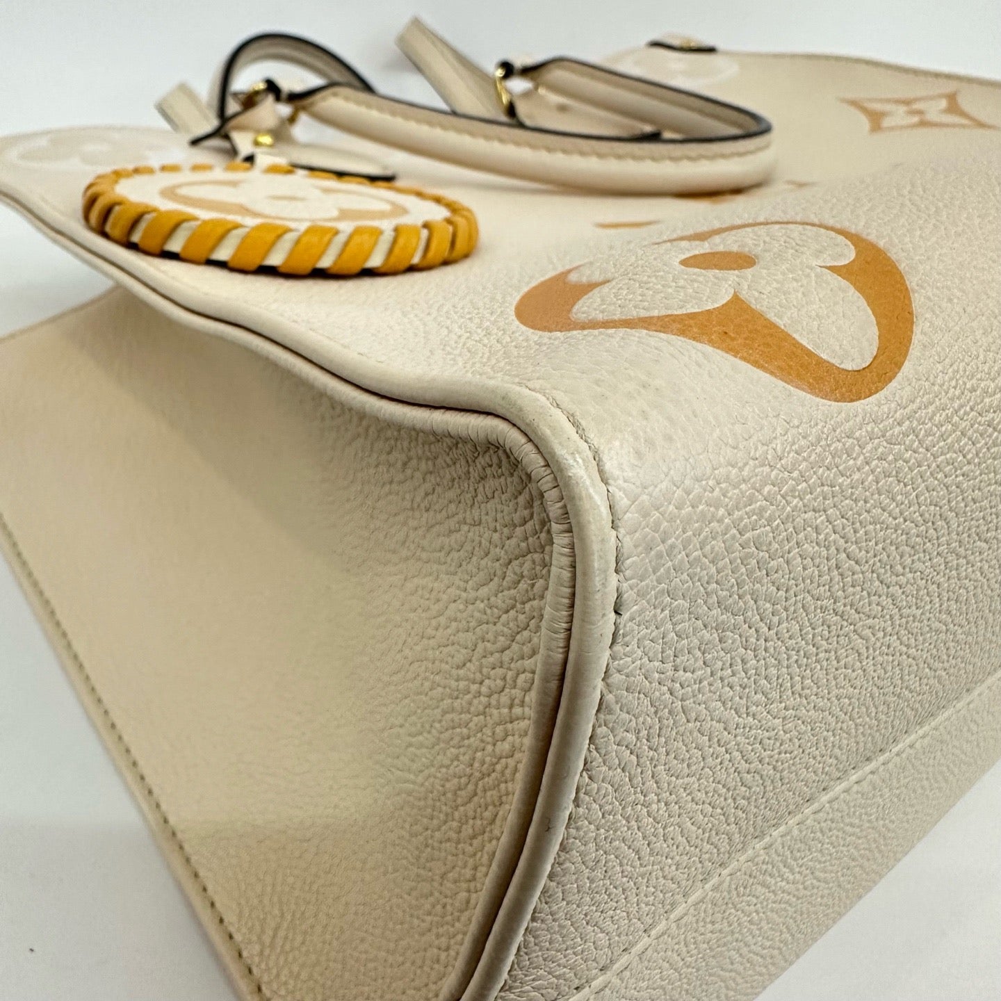 Louis Vuitton - OnTheGo MM - Grained leather - Cream with Orange and White Monogram - (medium)