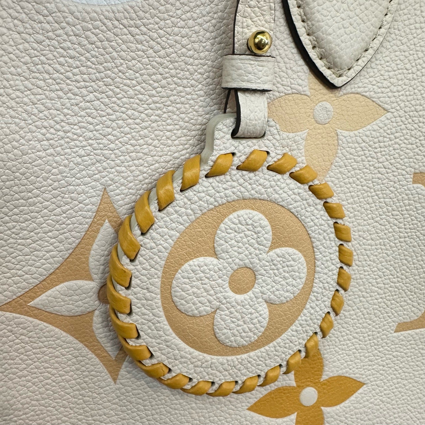 Louis Vuitton - OnTheGo MM - Grained leather - Cream with Orange and White Monogram - (medium)