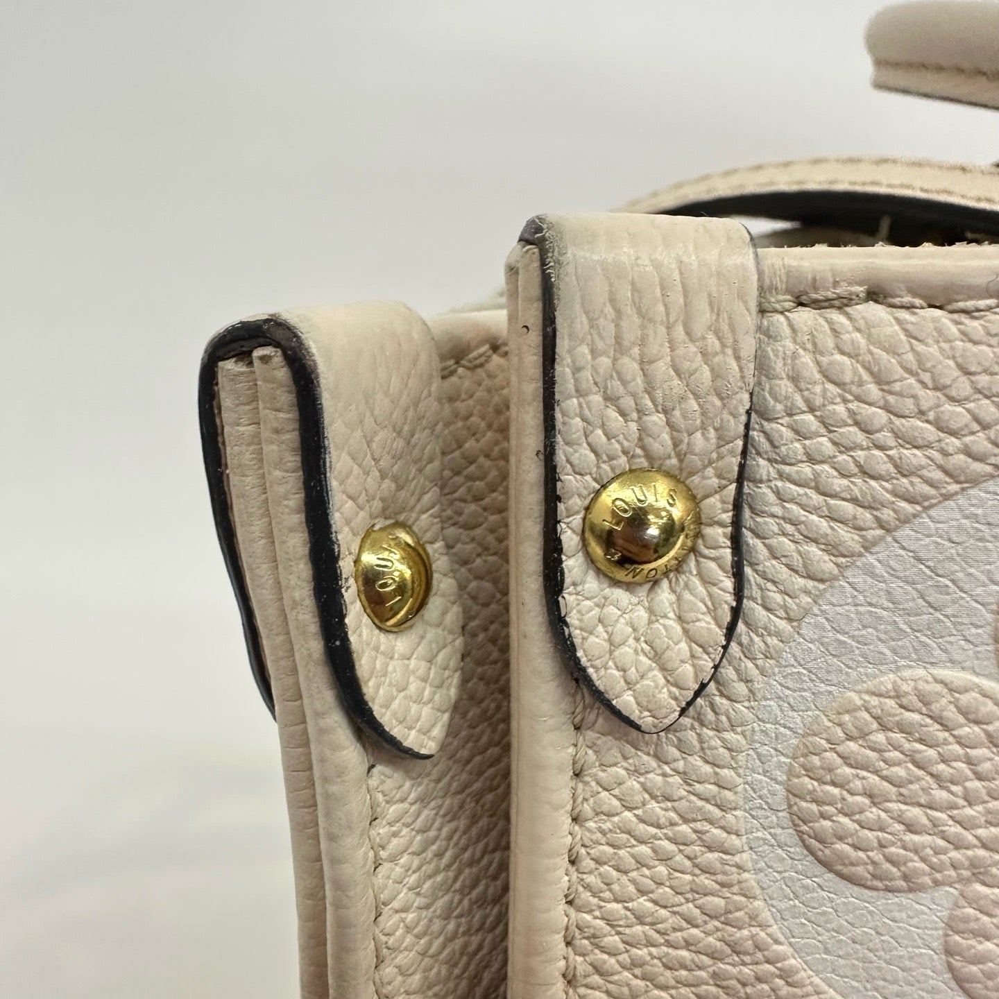 Louis Vuitton - OnTheGo MM - Grained leather - Cream with Orange and White Monogram - (medium)