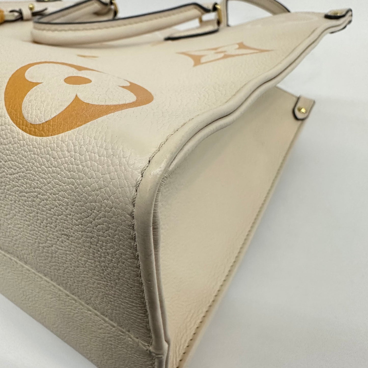 Louis Vuitton - OnTheGo MM - Grained leather - Cream with Orange and White Monogram - (medium)