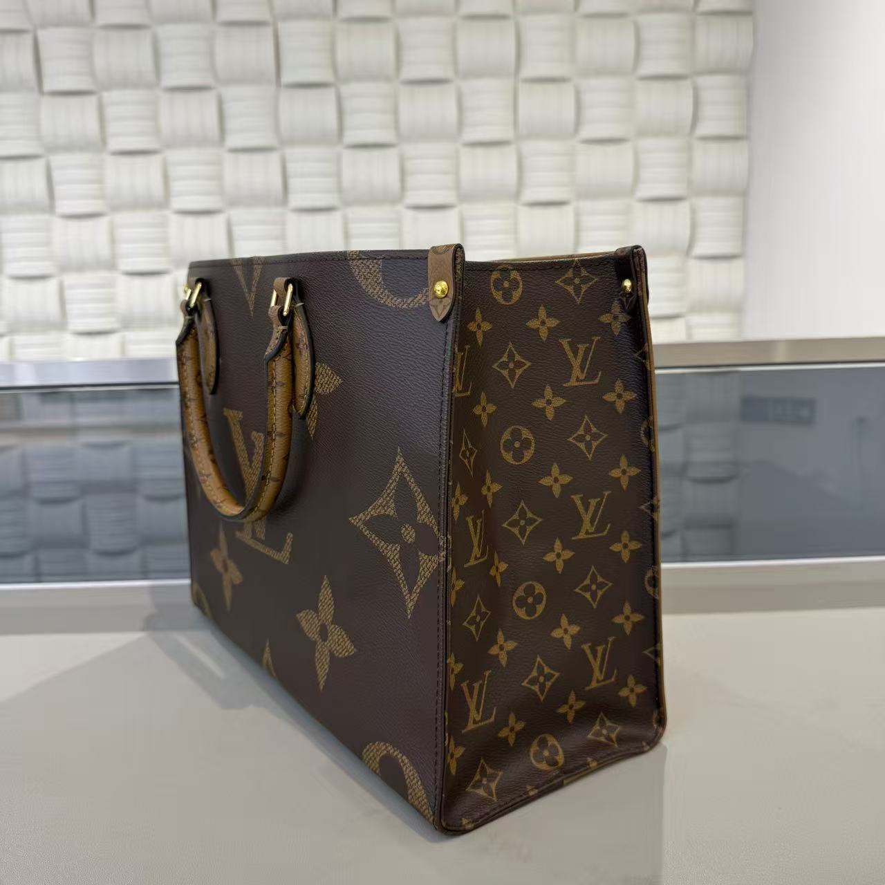 Louis Vuitton - Onthego MM - Monogram coated canvas with leather trim - Brown - (medium)