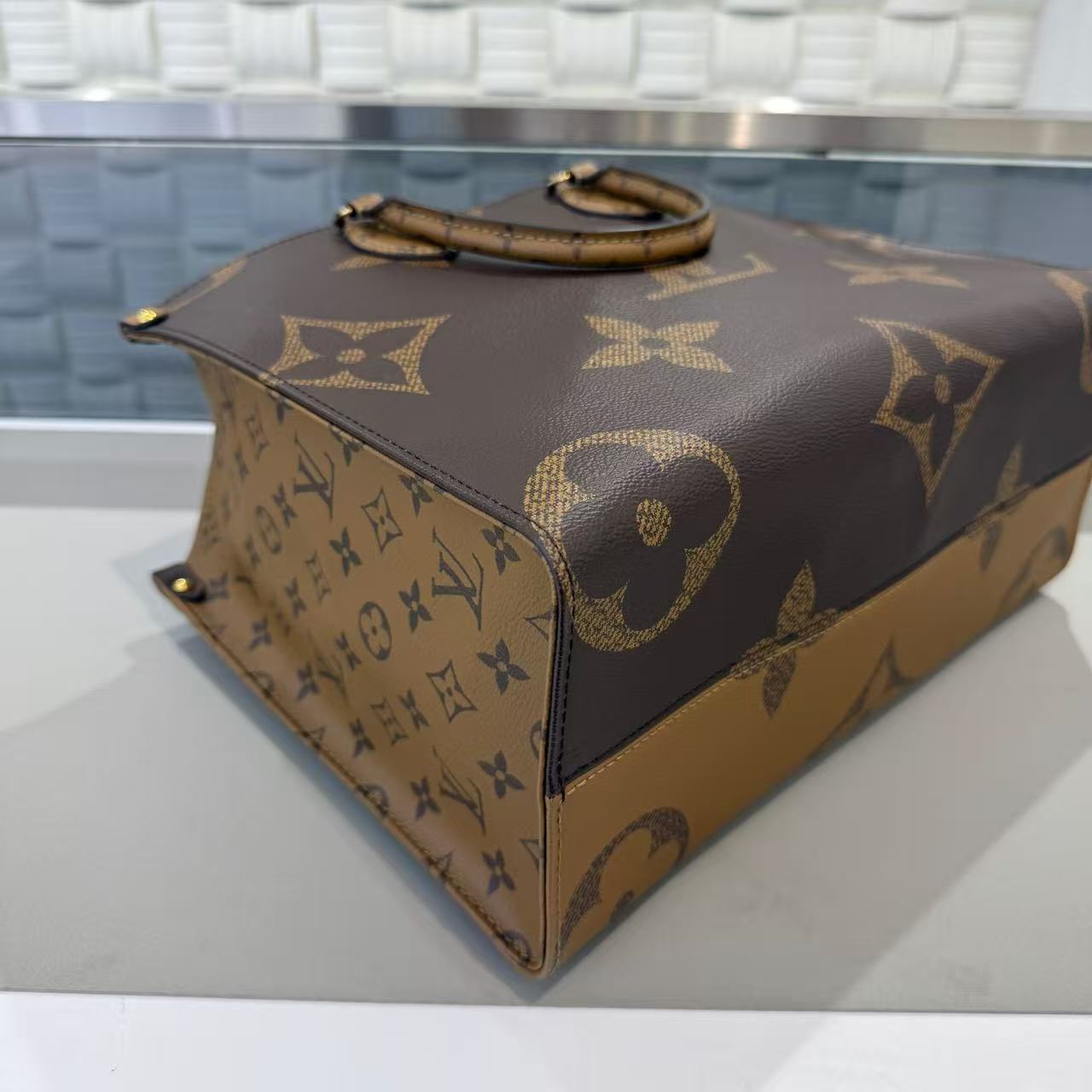 Louis Vuitton - Onthego MM - Monogram coated canvas with leather trim - Brown - (medium)