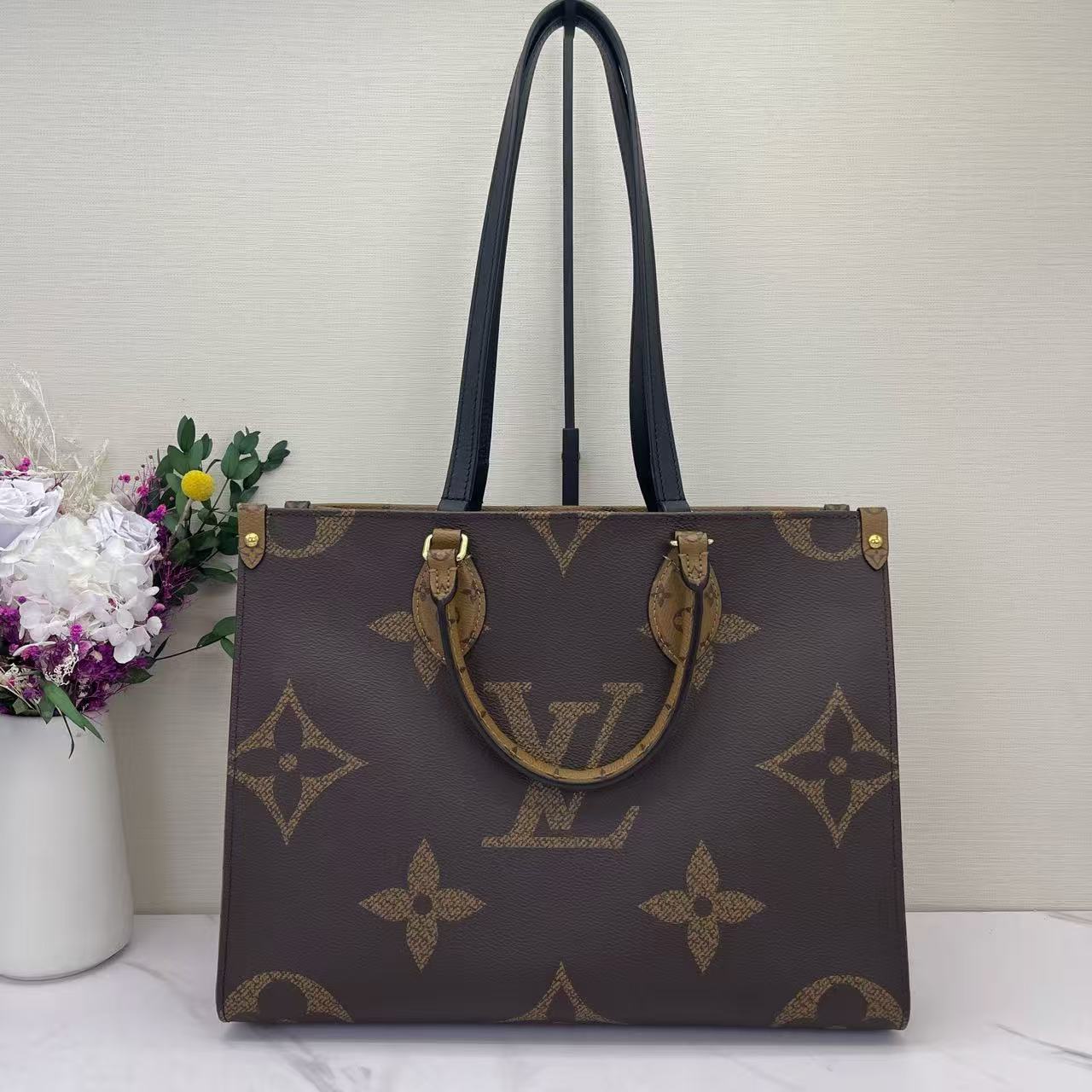 Louis Vuitton - Onthego MM - Monogram Giant coated canvas with leather trim - Brown with red interior - (Medium)