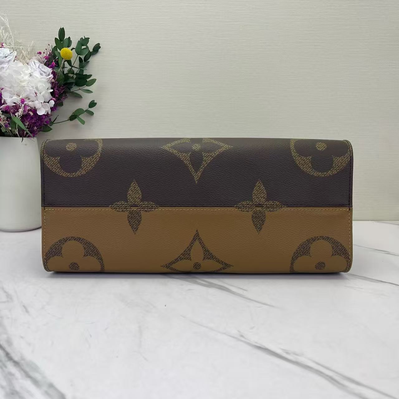 Louis Vuitton - Onthego MM - Monogram Giant coated canvas with leather trim - Brown with red interior - (Medium)