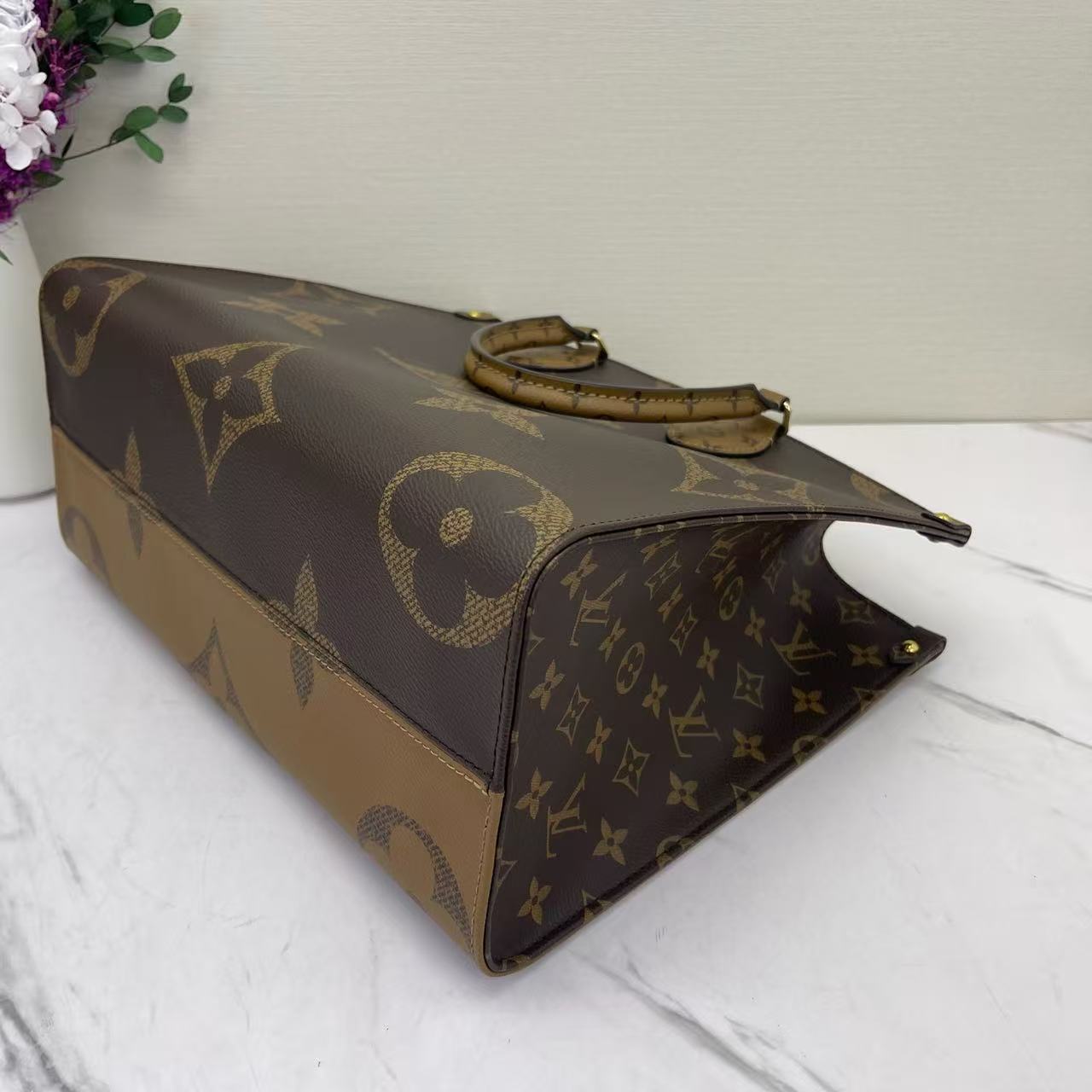 Louis Vuitton - Onthego MM - Monogram Giant coated canvas with leather trim - Brown with red interior - (Medium)