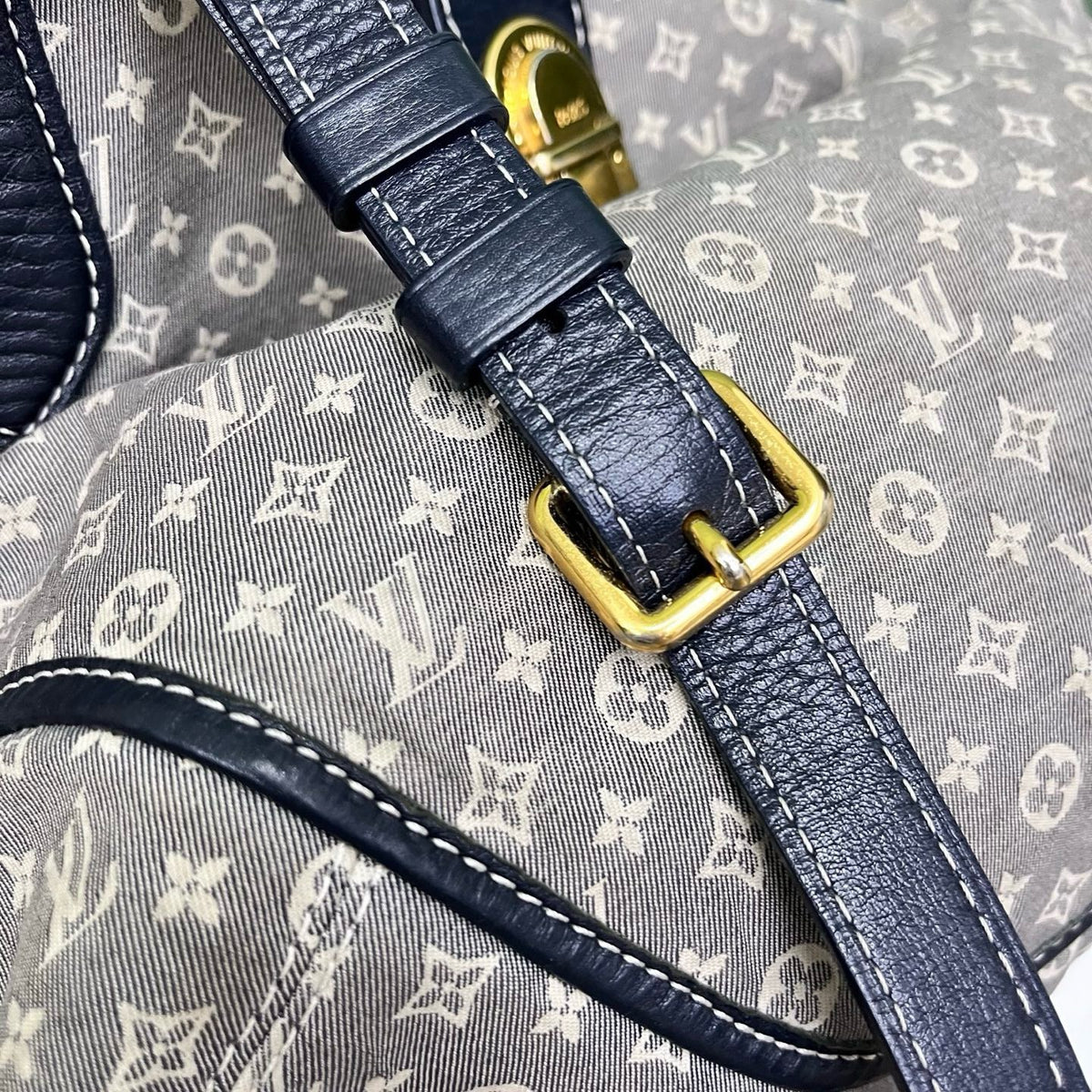 Louis Vuitton - Other - Cloth - Grey - (large)