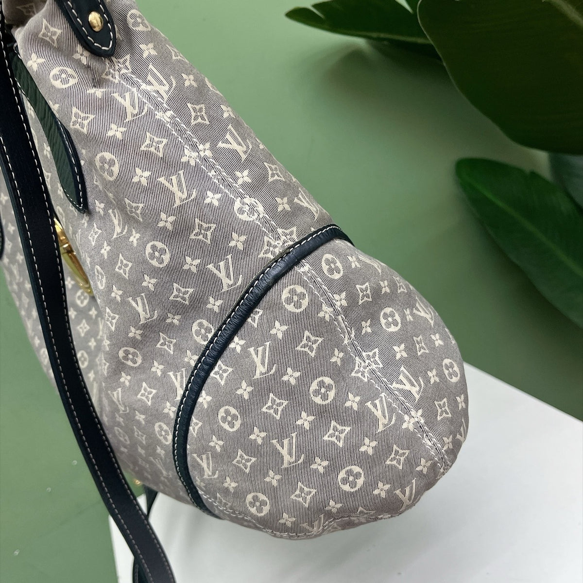 Louis Vuitton - Other - Cloth - Grey - (large)