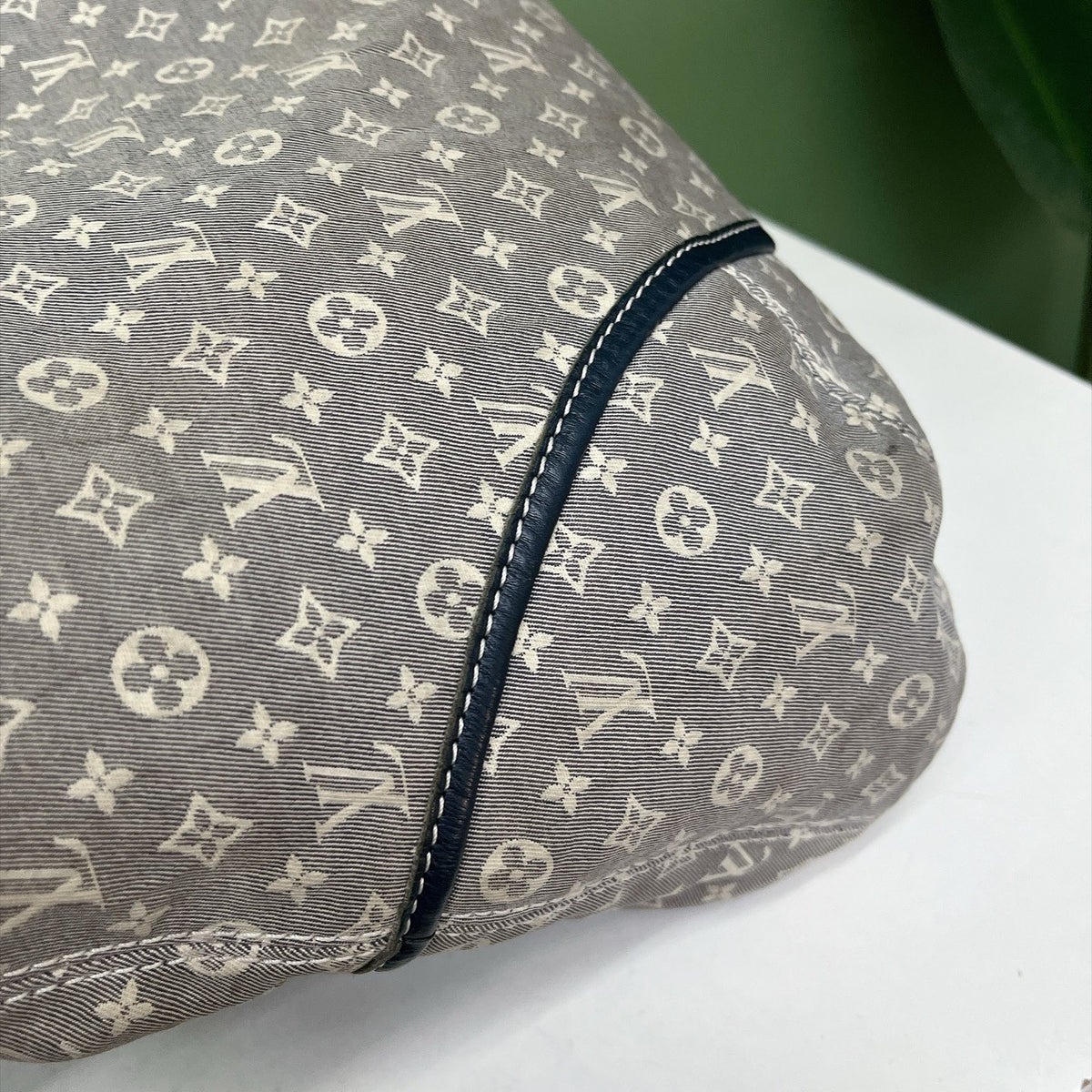 Louis Vuitton - Other - Cloth - Grey - (large)