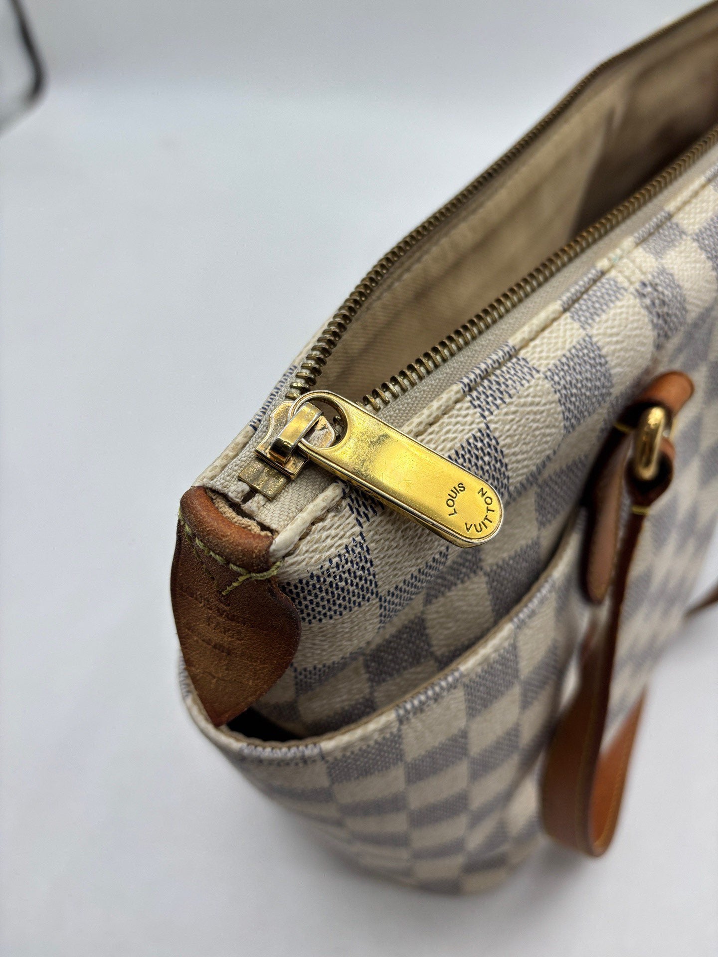 Louis Vuitton - Other - Damier Azur coated canvas with natural cowhide leather trim - White - (medium)