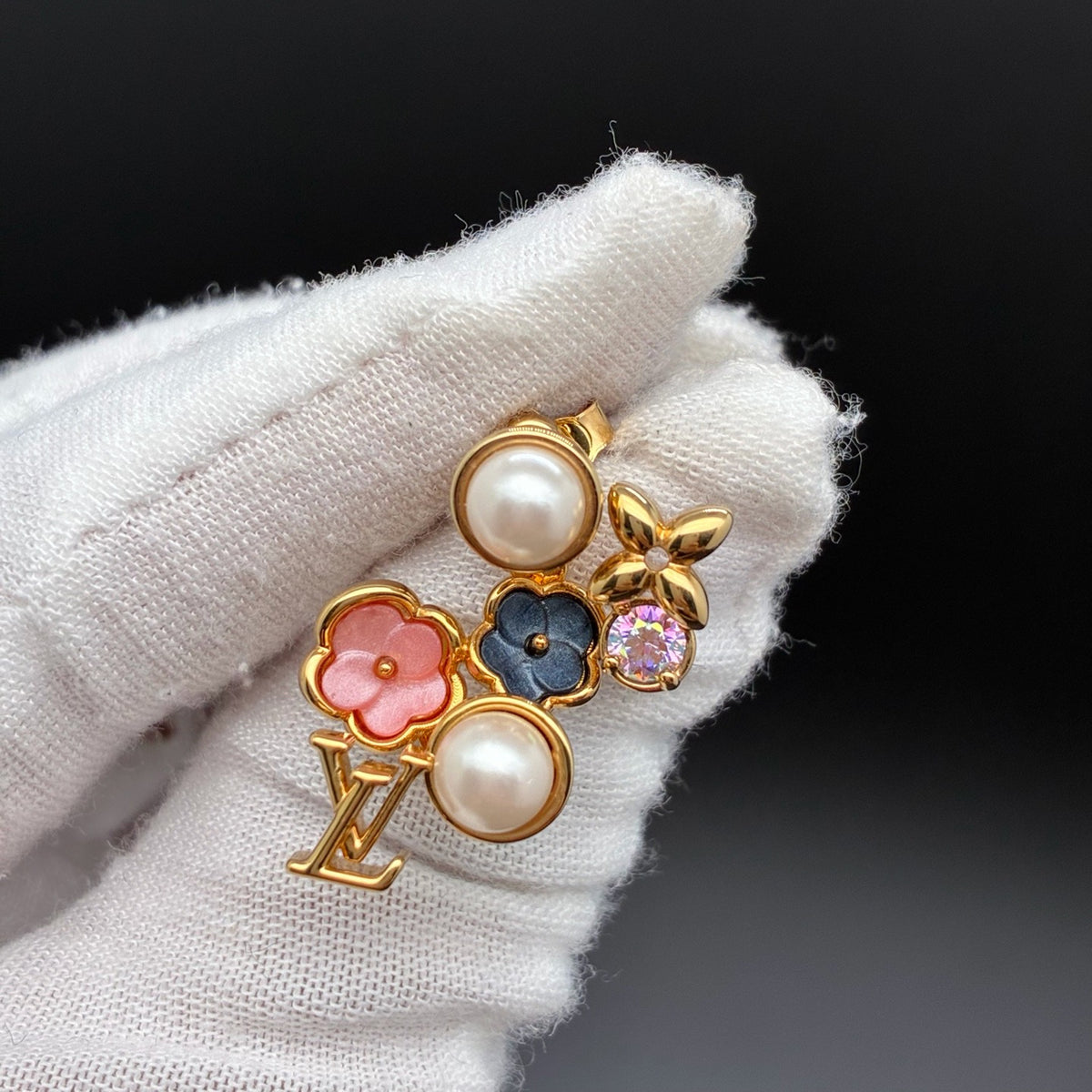Louis Vuitton - Other - Gold-tone metal setting with pearl and decorative stone accents; exact composition is unverified. - Multicolour