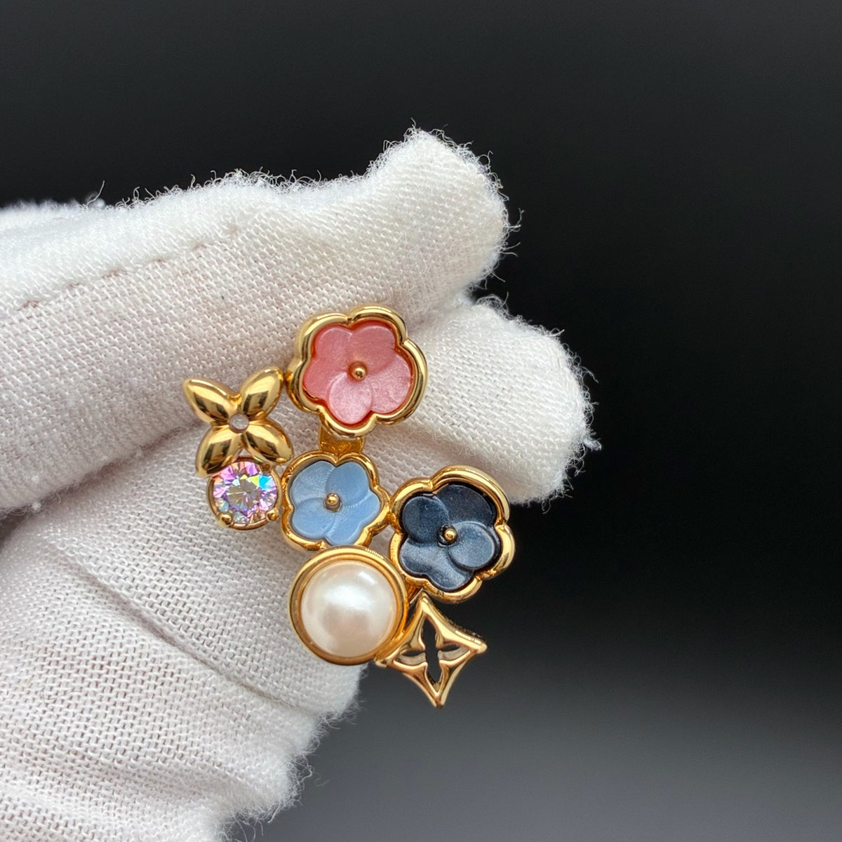 Louis Vuitton - Other - Gold-tone metal setting with pearl and decorative stone accents; exact composition is unverified. - Multicolour
