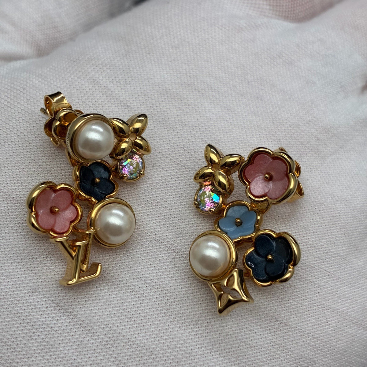 Louis Vuitton - Other - Gold-tone metal setting with pearl and decorative stone accents; exact composition is unverified. - Multicolour
